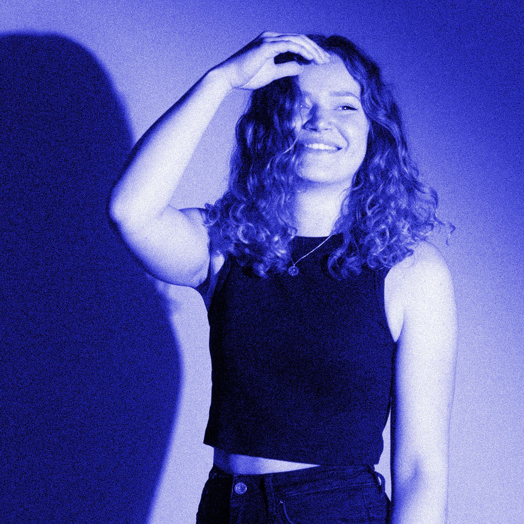 Marie Jahn schaut lächelnd zur Seite