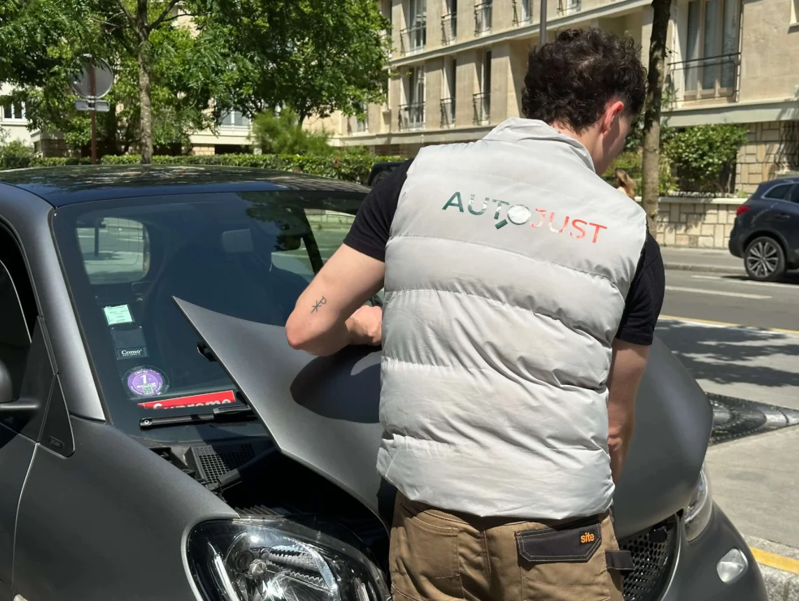 Un inspecteur AutoJust contrôle le moteur directement sur place, capot ouvert. Analyse mécanique réelle, vérification des points critiques et détection des défauts invisibles avant l’achat d’un véhicule d’occasion. Ici, pas de suppositions : uniquement des faits.