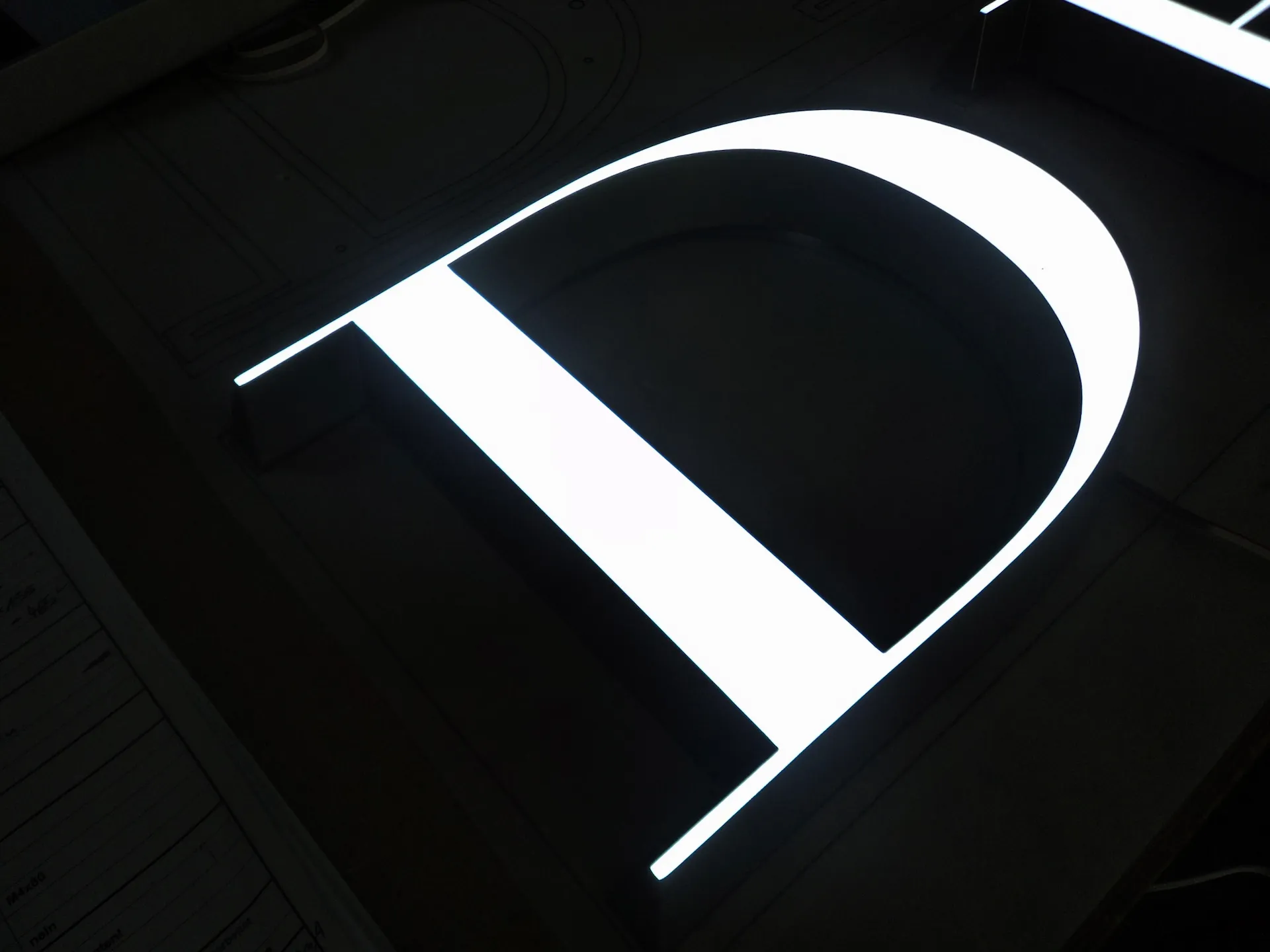 Detail rozsvíceného akrylátového písmene D se zapuštěnými LED, výroba v Německu