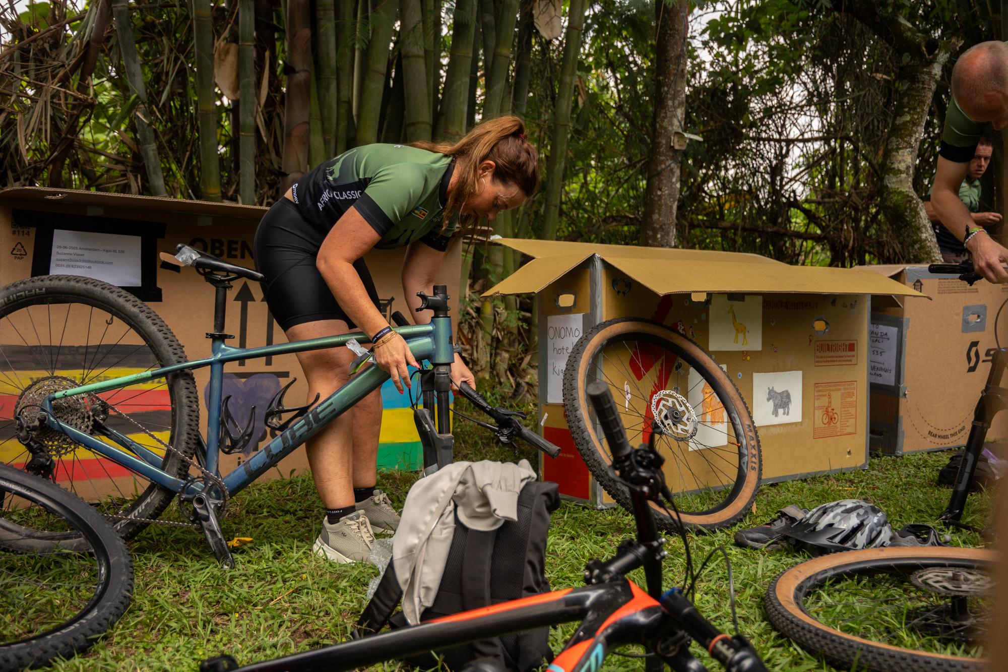 Deelnemer die aan fiets sleutelt