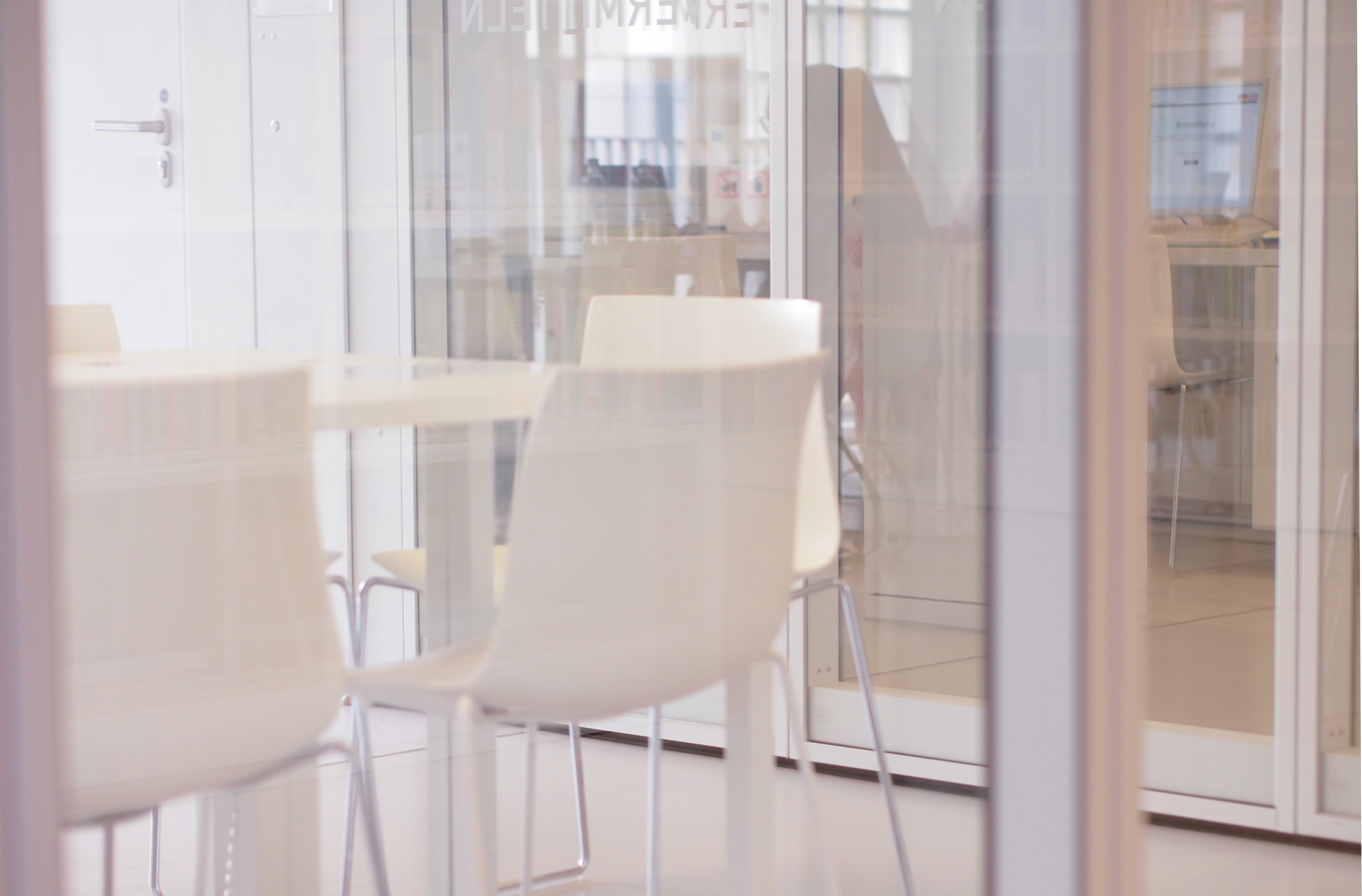 営業資料の更新プロセスを示すワークフローとチームミーティング風景