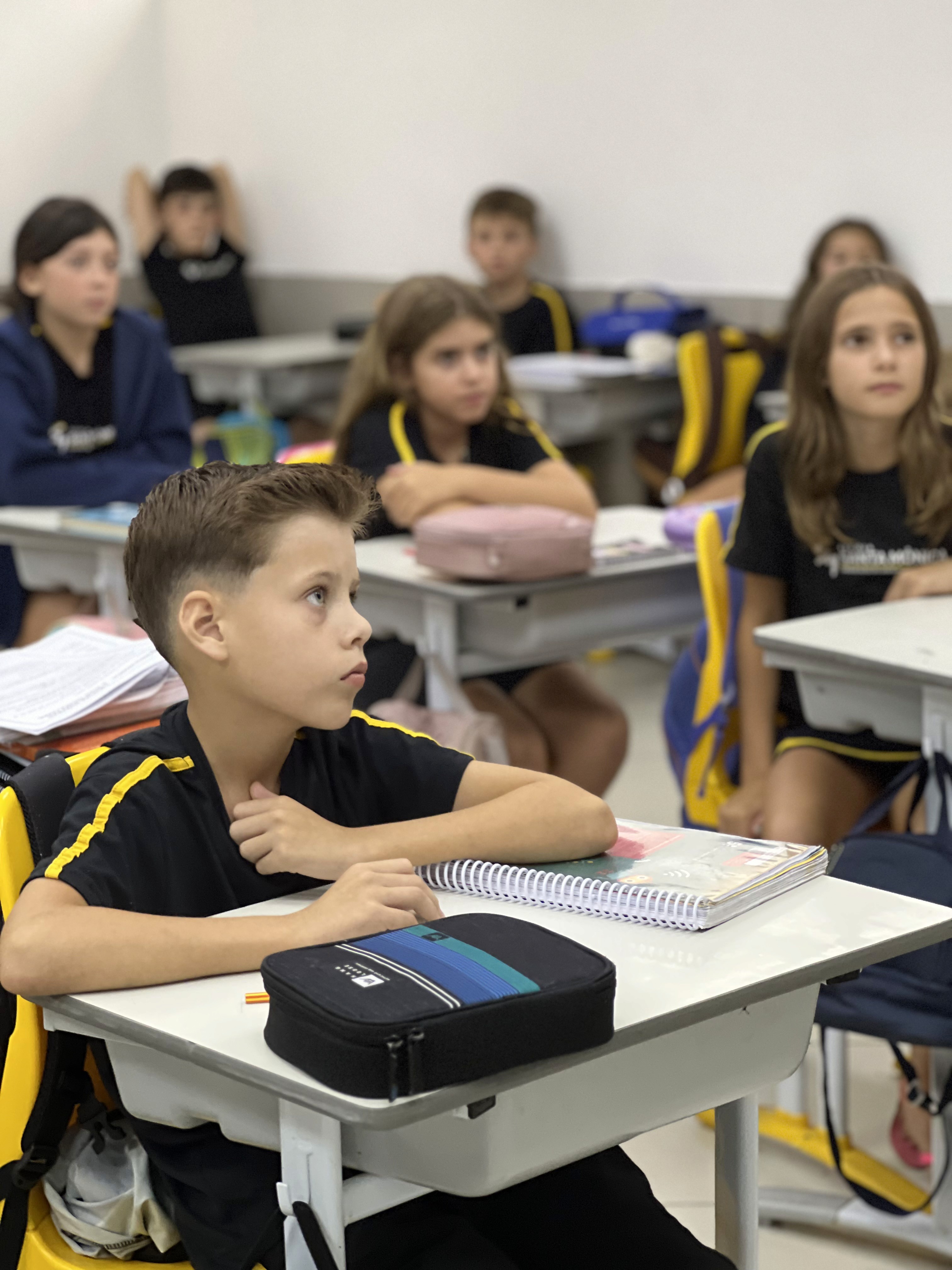 Alunos do Jardim II da Escola Santa Mônica participam de atividade do projeto Astroalfa explorando a letra A.
