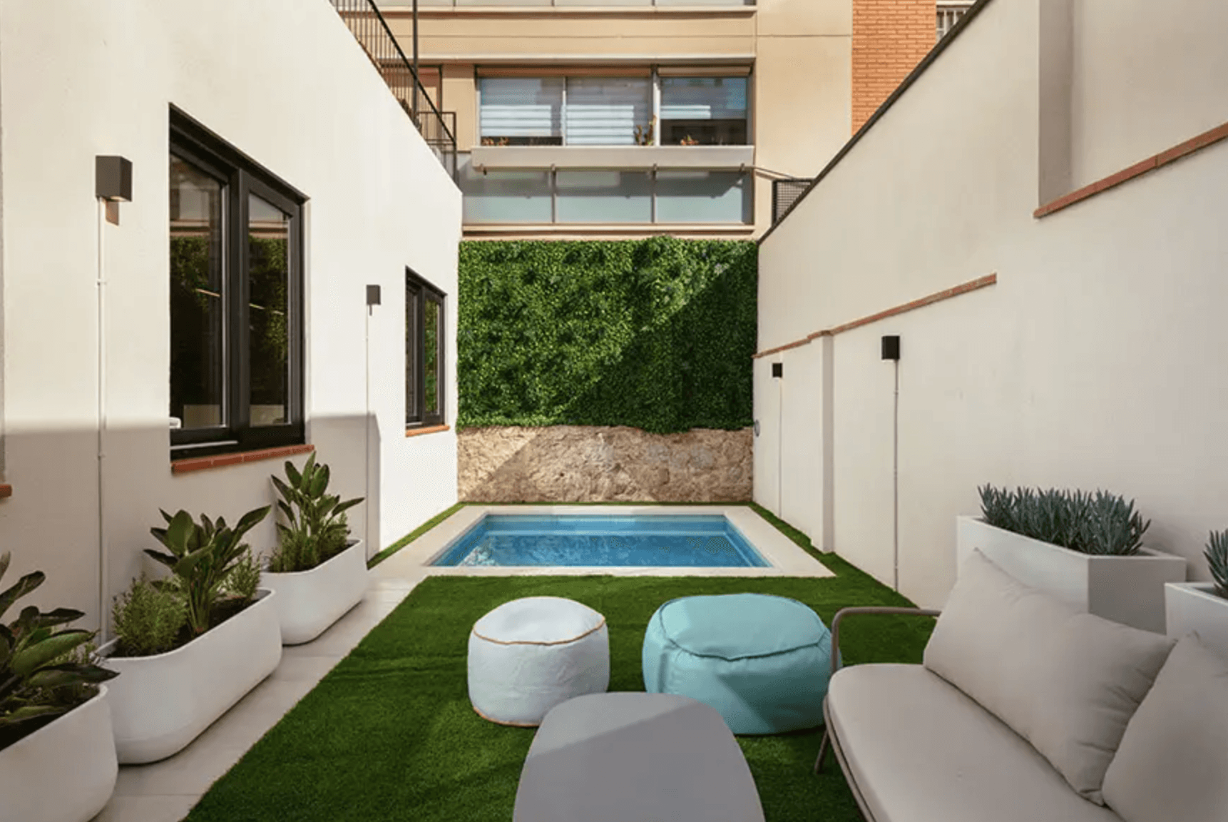 Patio interior con piscina y zona lounge en la promoción Company House, Sagrada Família, Barcelona.