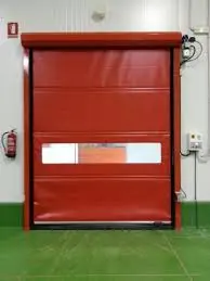 Puerta rápida de aluminio color rojo, diseñada para plantas industriales y garajes. Alta velocidad de apertura, separación térmica y protección antirrobo.
