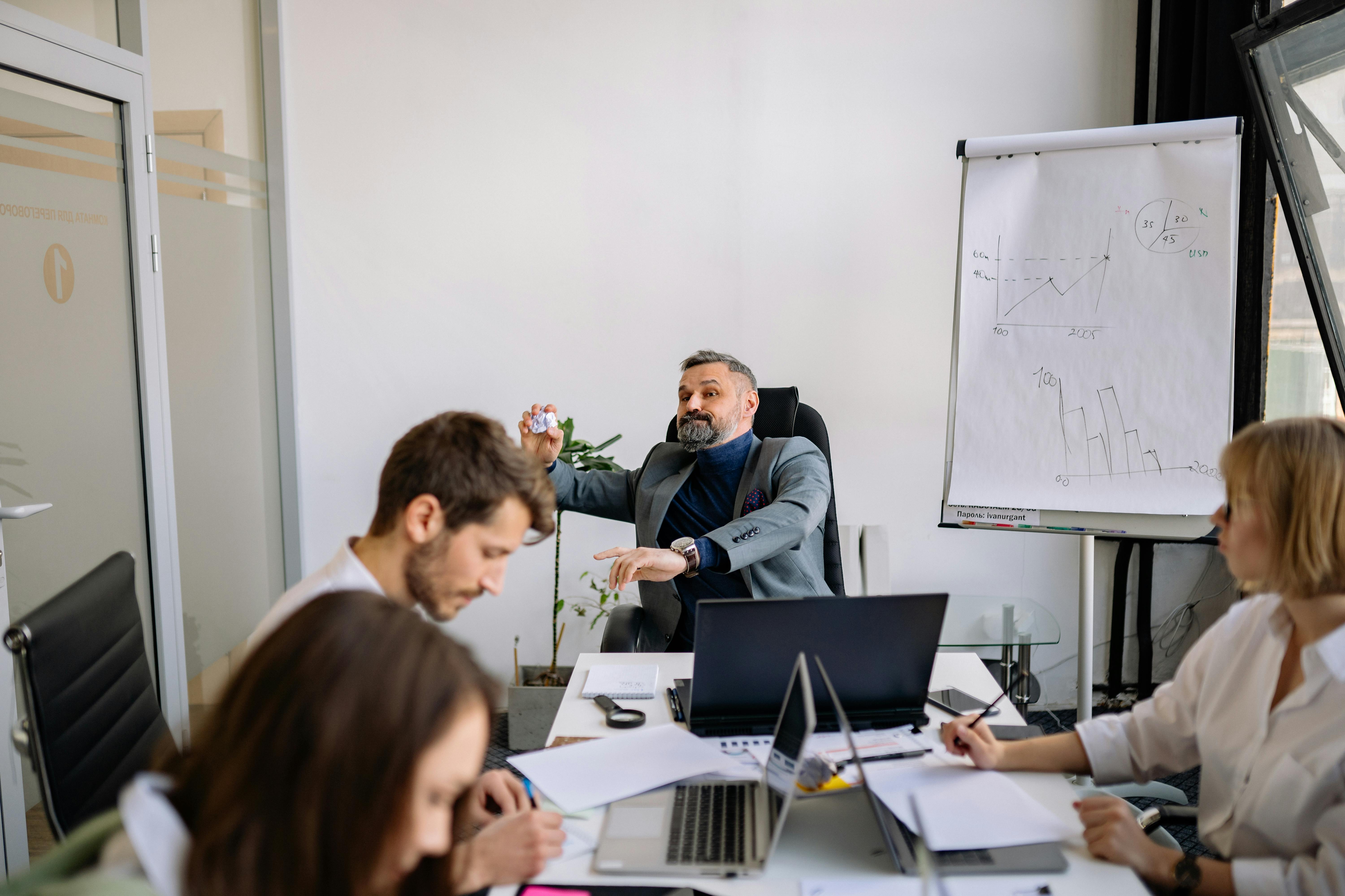 Formatore conduce workshop in aula: brainstorming e problem solving su progetto reale