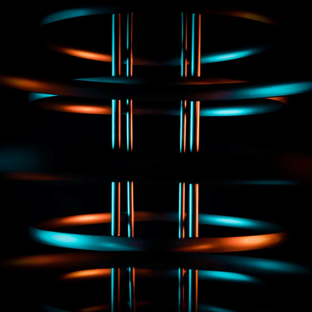 Composición abstracta de formas onduladas azules y naranjas que representan la arquitectura de datos