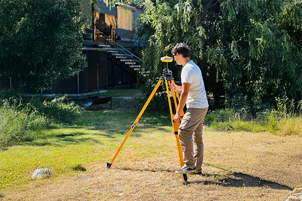 Agrimensor profesional de CotaTerra realizando mediciones en Provincia de Buenos Aires