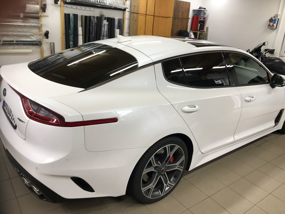 Hochwertiges Auto mit getönten Scheiben