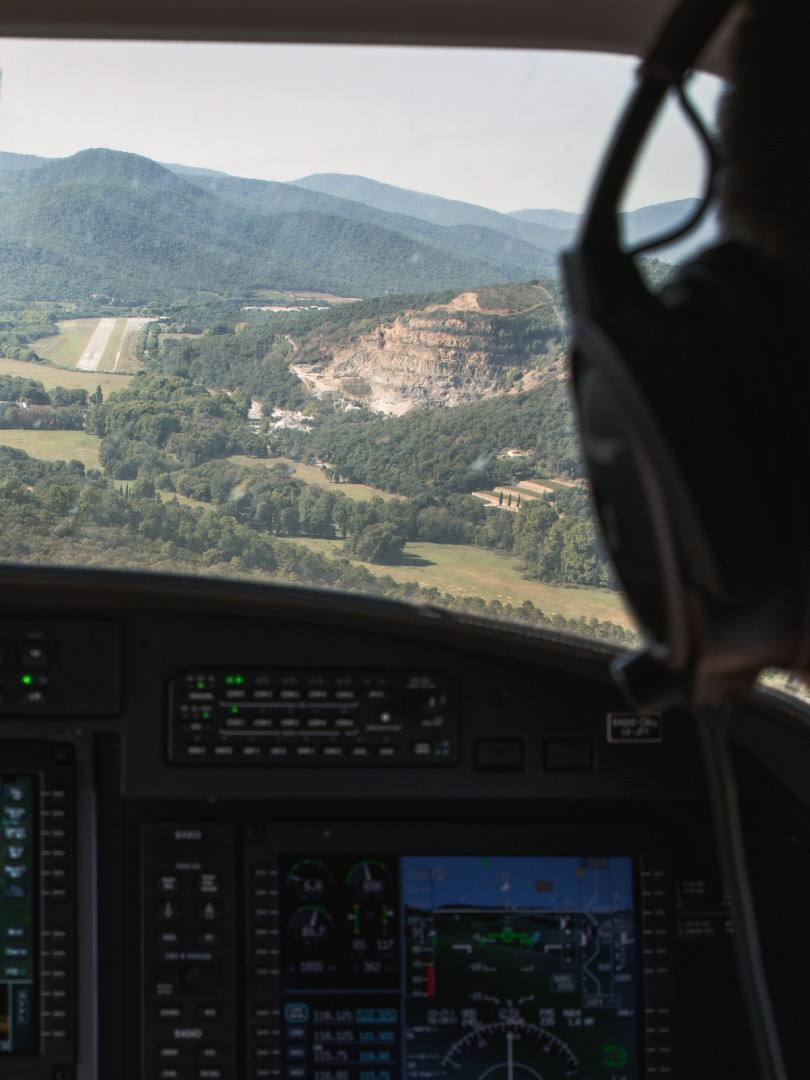 Pilot in cockpit approaching La Môle airport