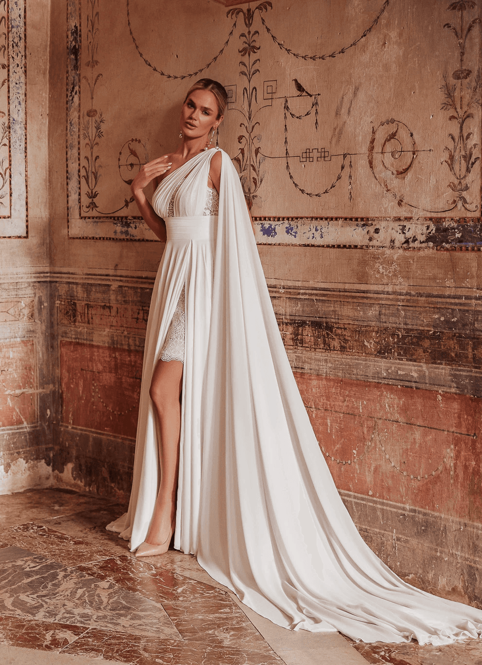 Kurzes Brautkleid für das Standesamt mit leichtem Chiffon-Cape
