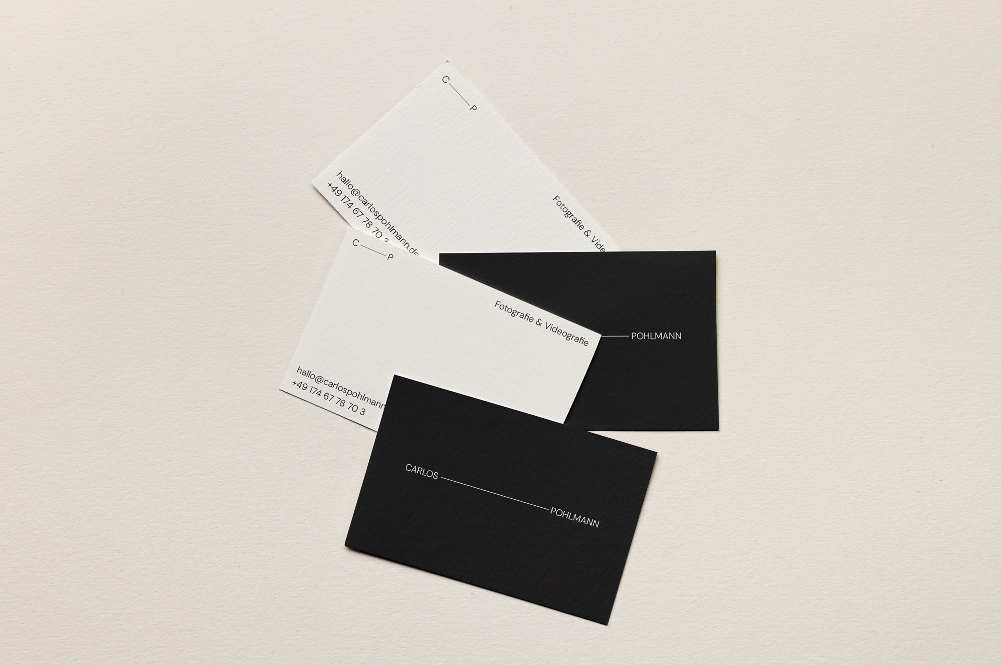 Weiße Visitenkarten verstreut liegend