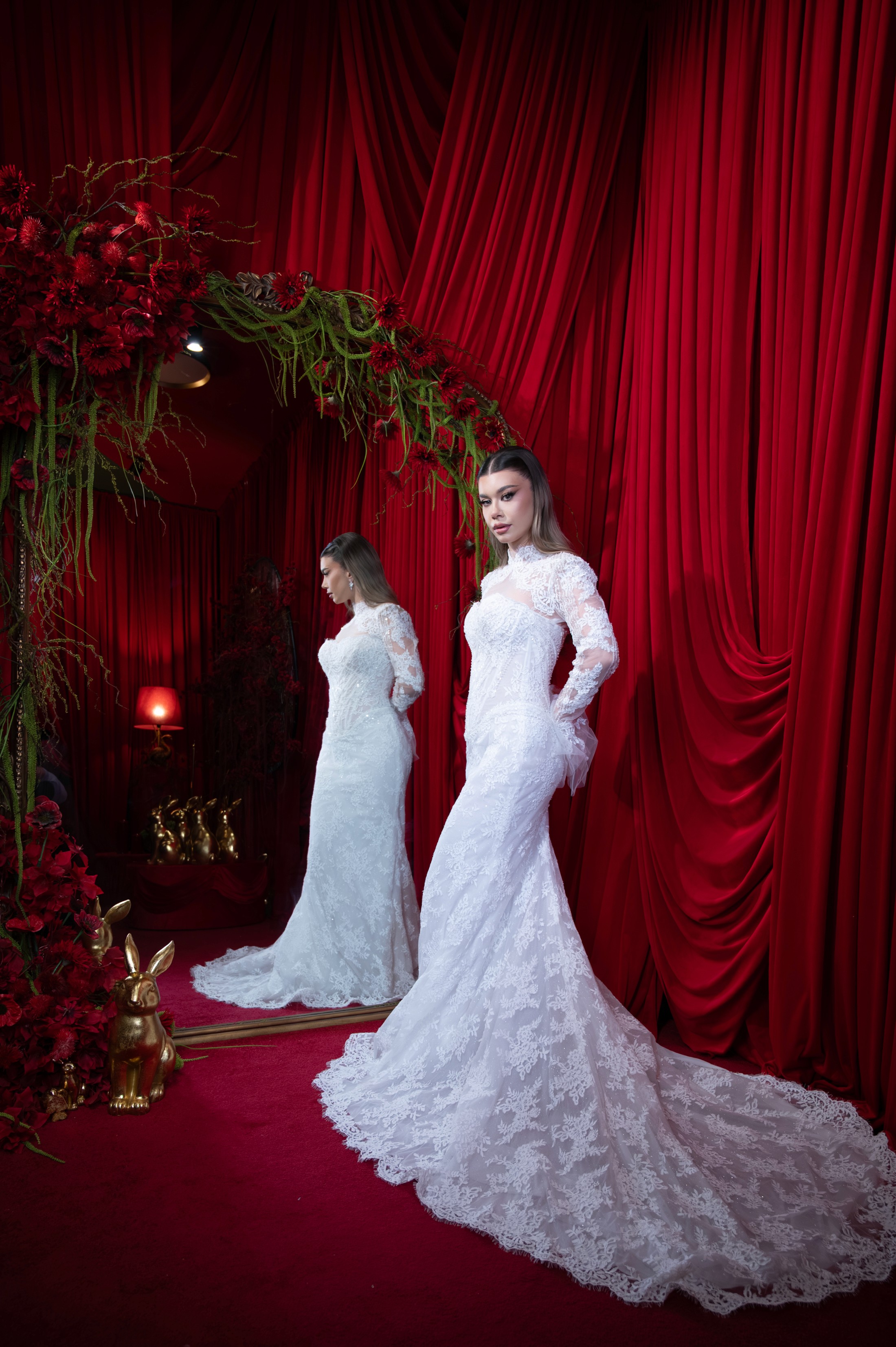 Fotografie cu mireasa langa o oglinda in decor rosu