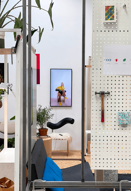 Testaufbau des micasa Experience Stores in der Halle von Design for Human Nature mit modularen Elementen, Pflanzen und einem zentral platzierten Stuhl.