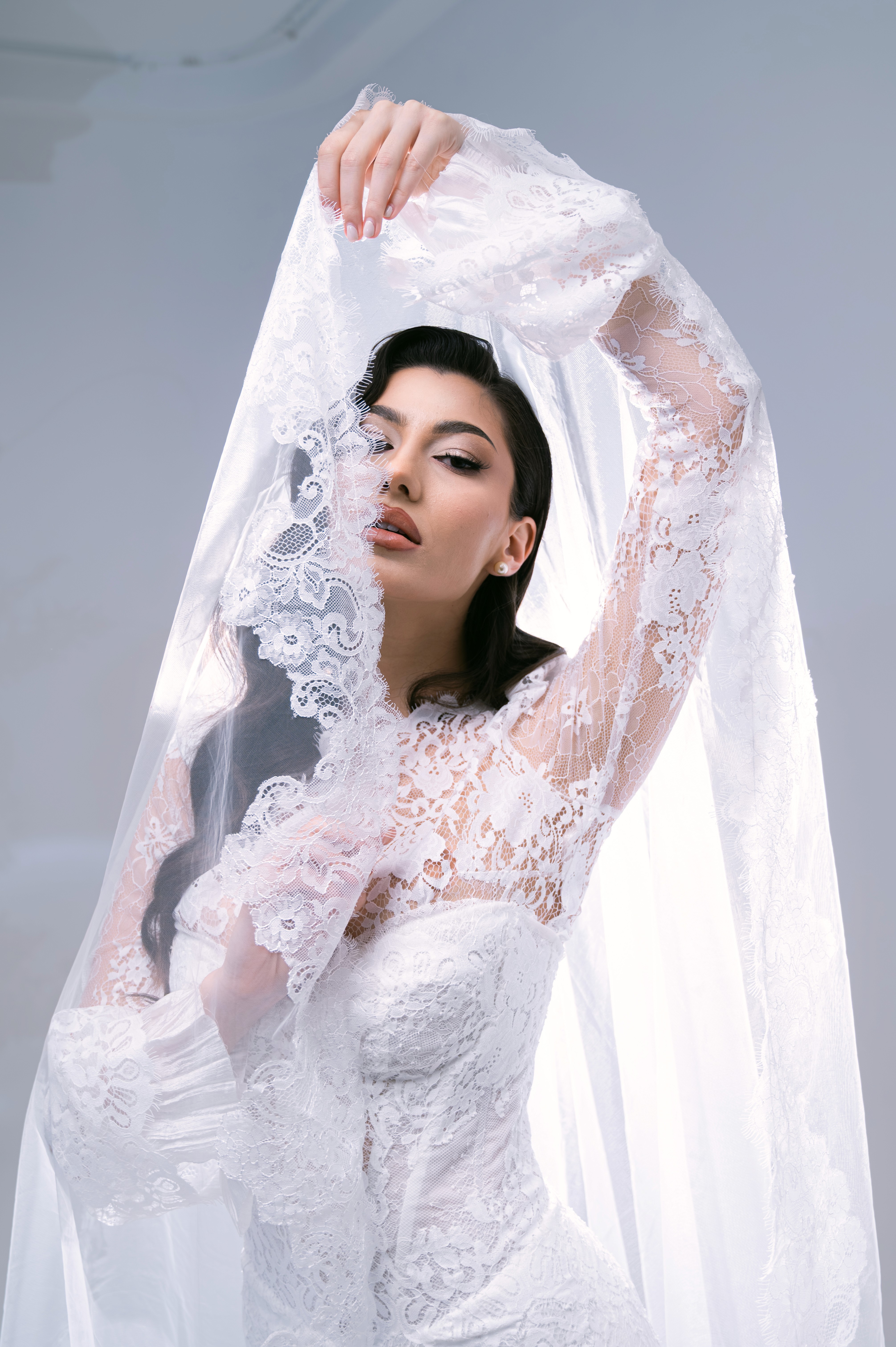 mireasa in ziua nuntii cu voalul pe fata