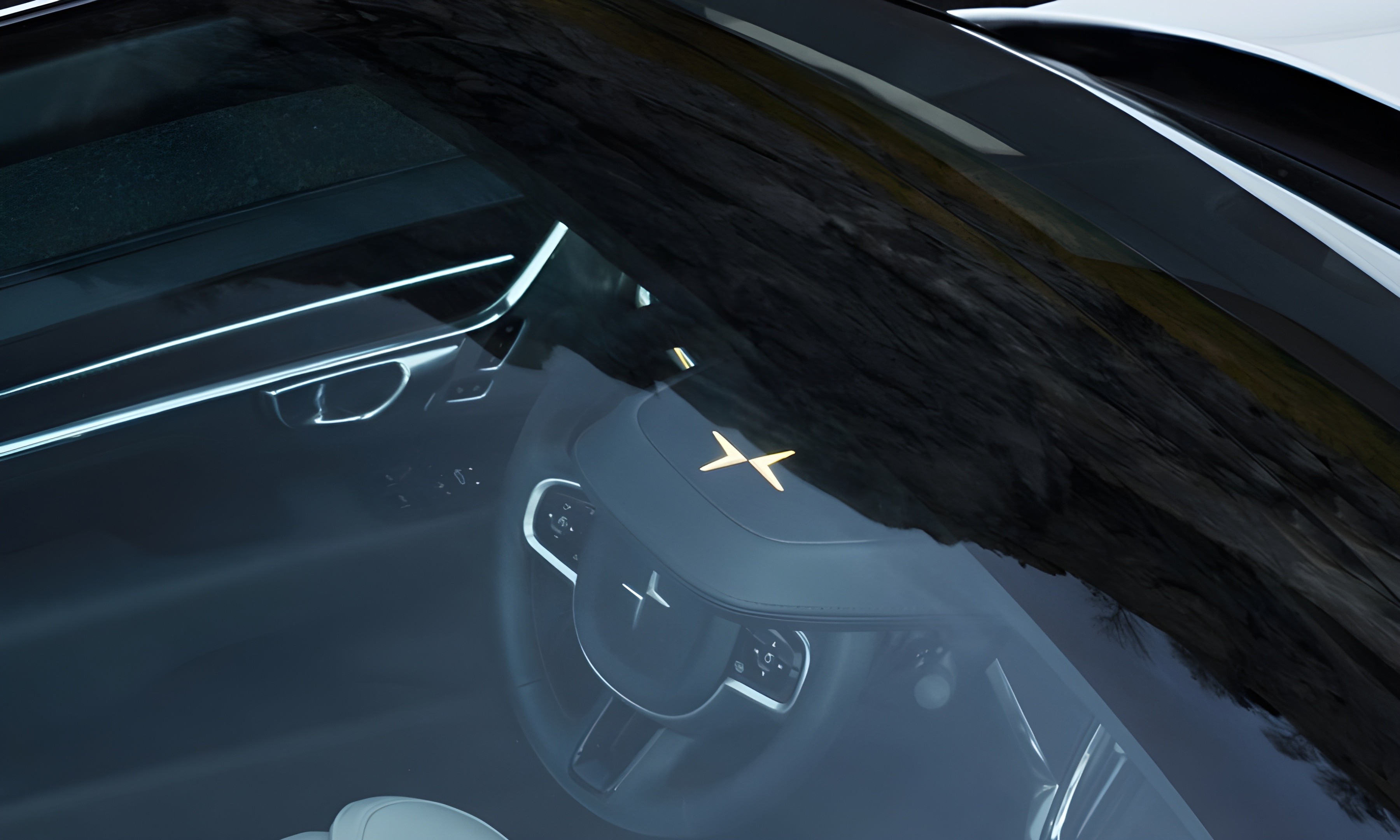 Gros plan sur le toit ouvrant d'une Polestar 2 avec le pack Plus