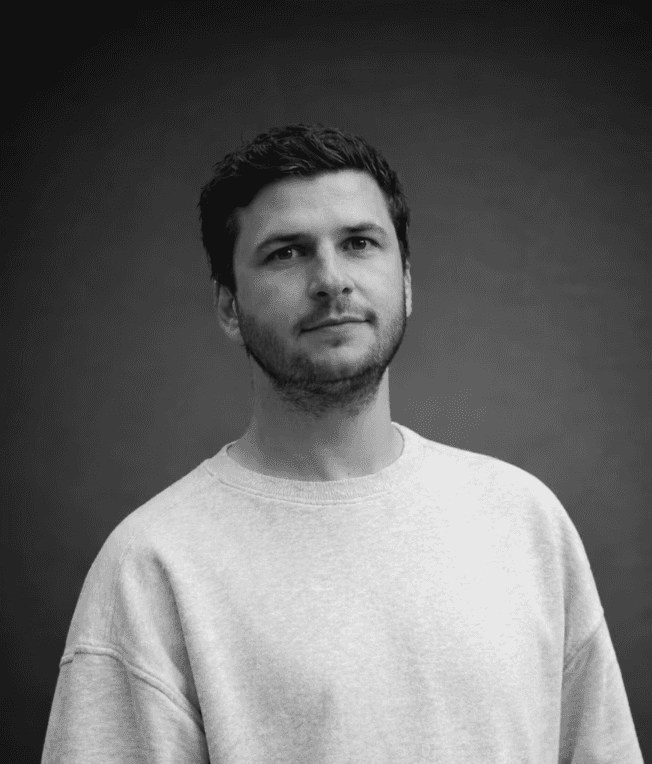 Person with light blue shirt looks to his right side