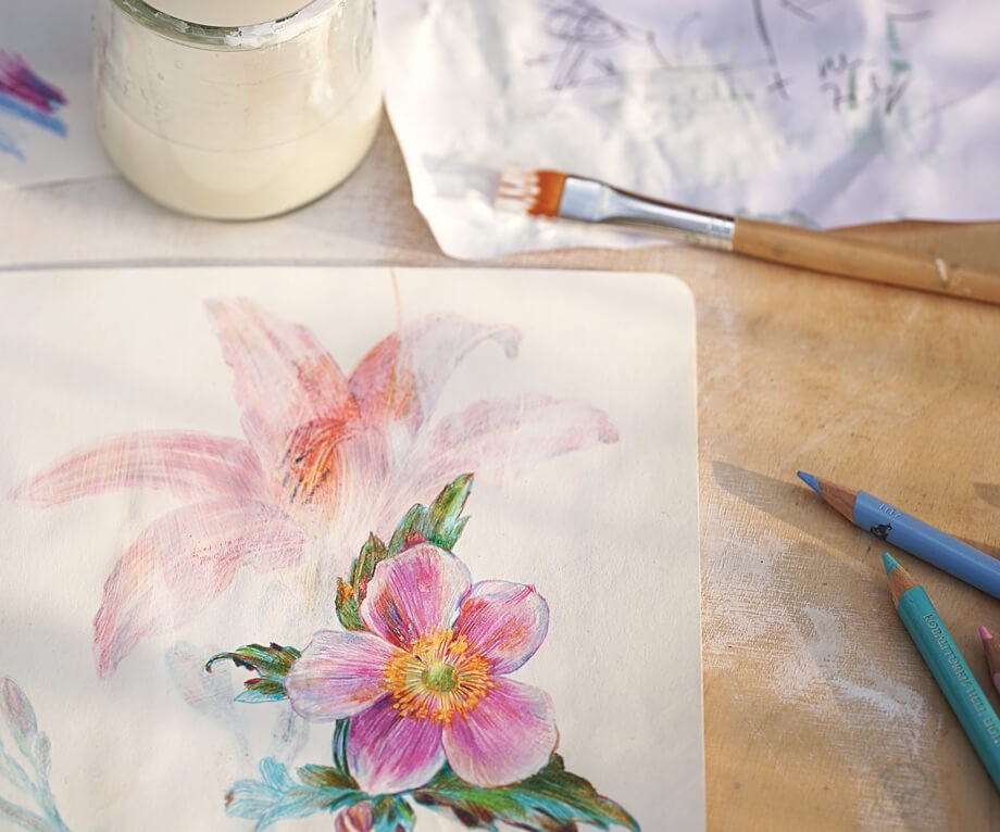 Foto of a work  place with drawing material