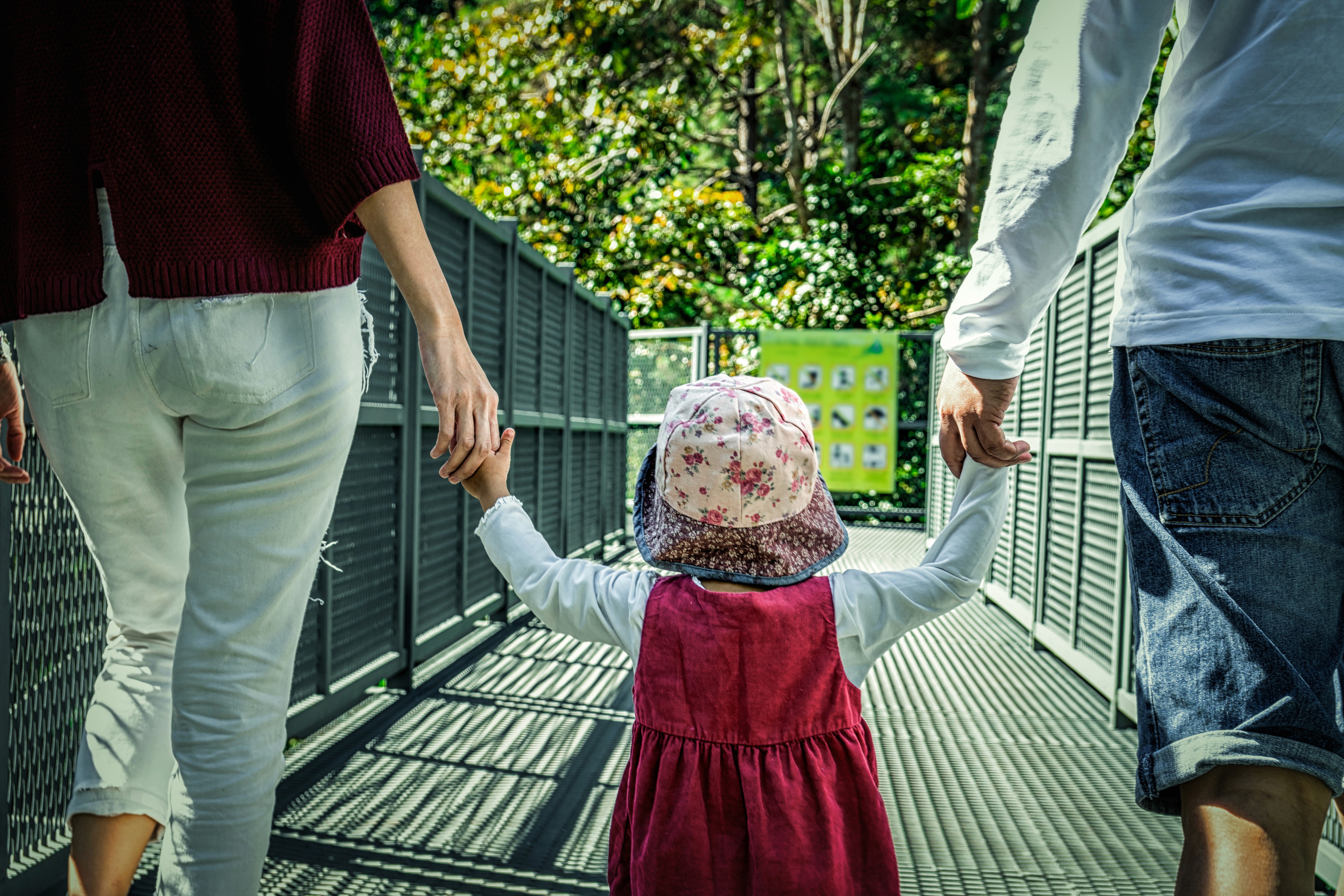 kleines Mädchen mit Eltern
