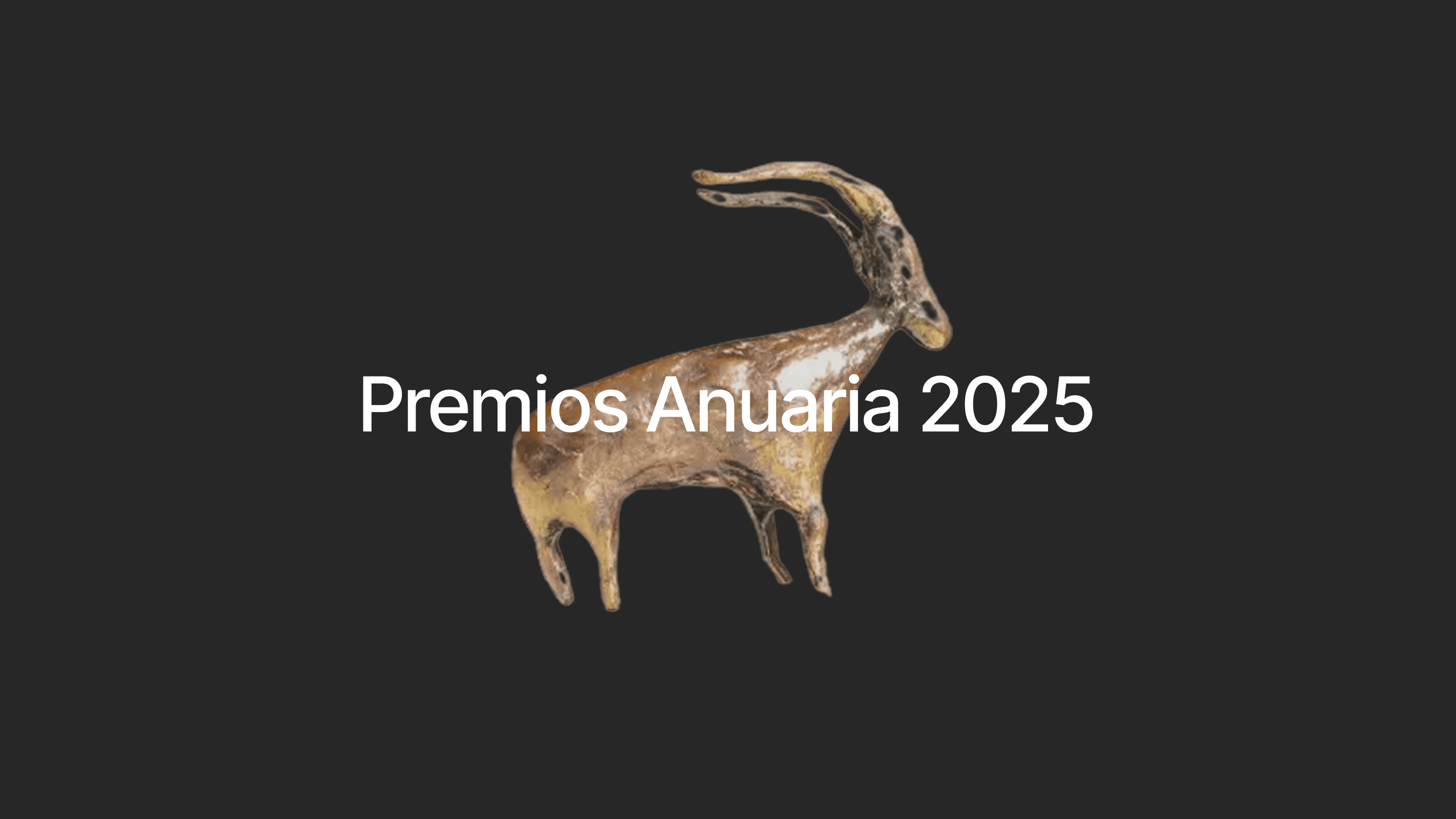 Estatuilla de los Premios Anuaria sobre fondo negro con el texto “Premios Anuaria 2025”, utilizada para anunciar que Crater logra doble Selección Anuaria 2025 | Branding en diseño gráfico.