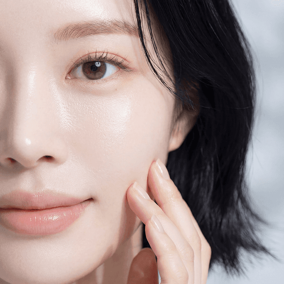 자극 없이 편안한 피부 상태를 보여주는 깨끗하고 윤기 있는 얼굴 피부 이미지