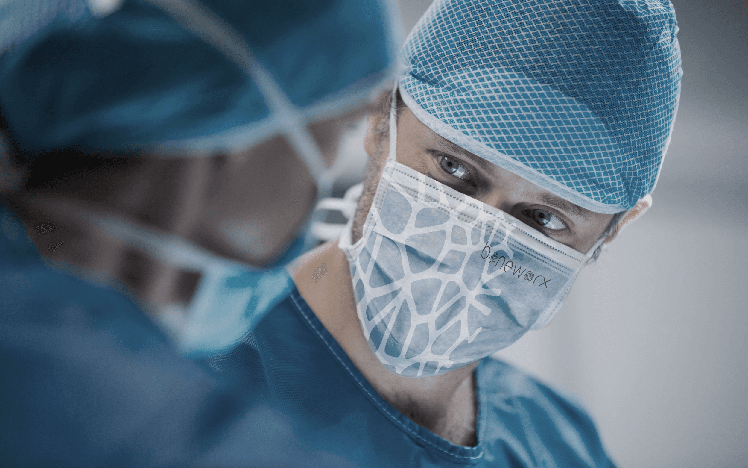 Chirurg mit deisgnter Gesichtsmaske für innovatives MedTech-Unternehmen