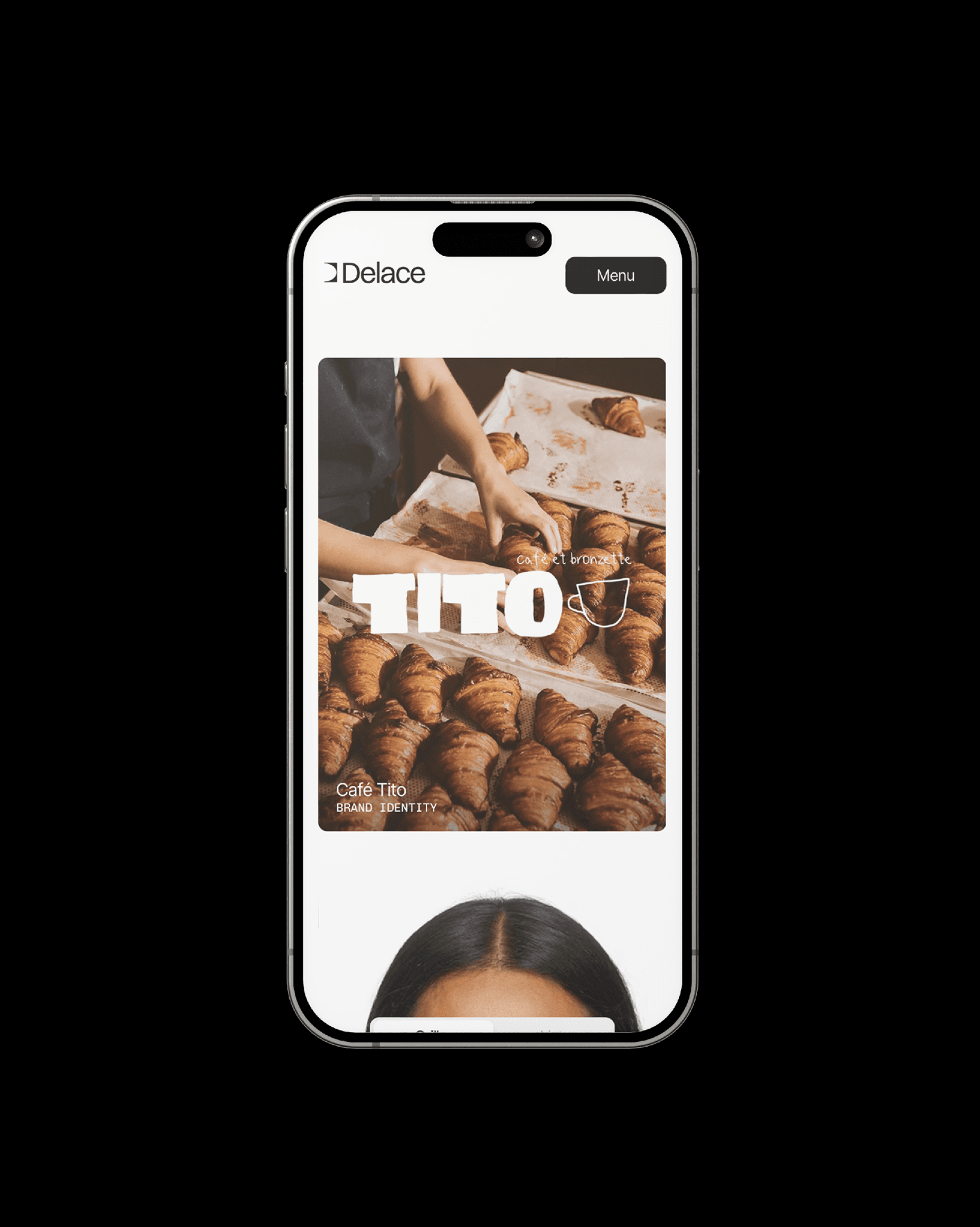 Smartphone affichant une application de boulangerie avec des croissants en arrière-plan et le texte 'TITO', interface de l'application Delace