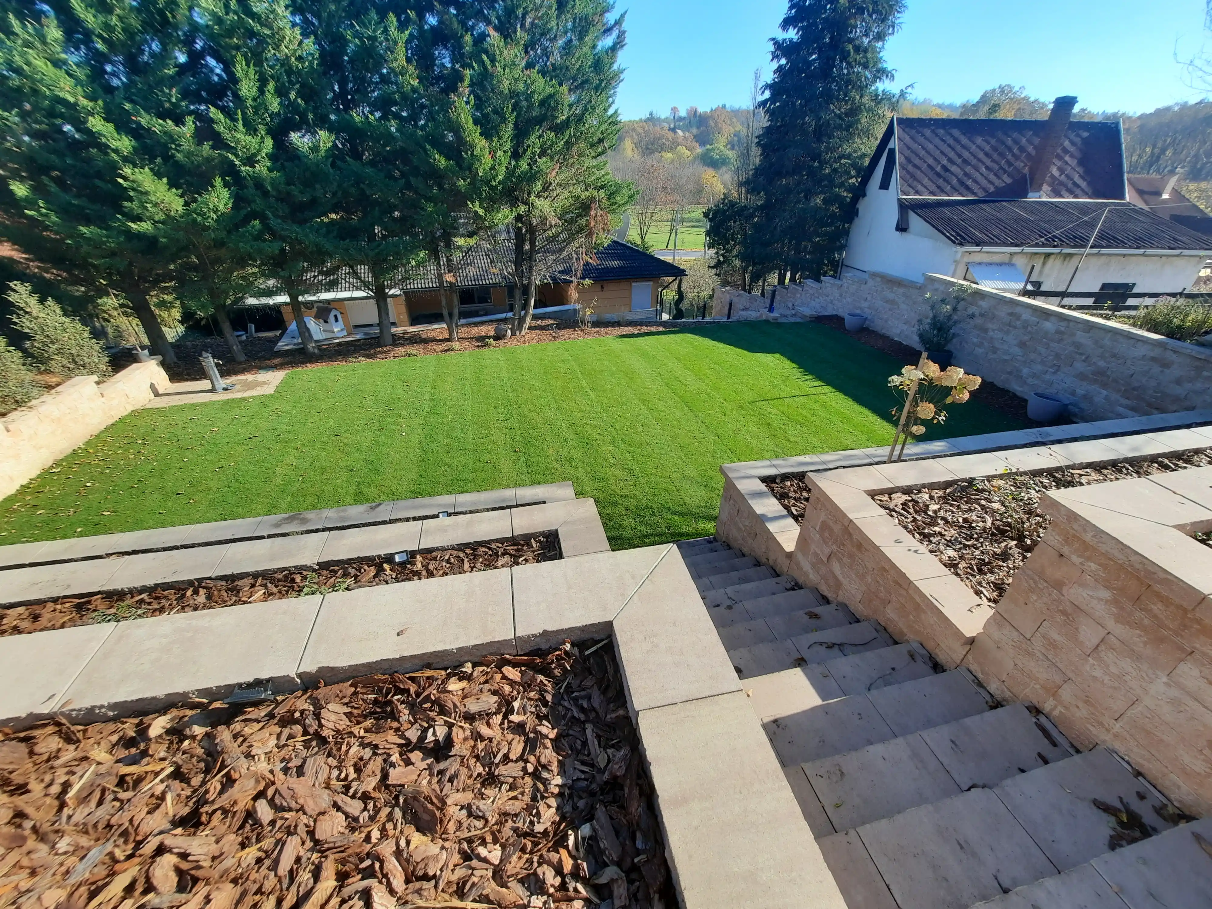 Kertépítés homokozóval és műgyep telepítéssel Miskolcon