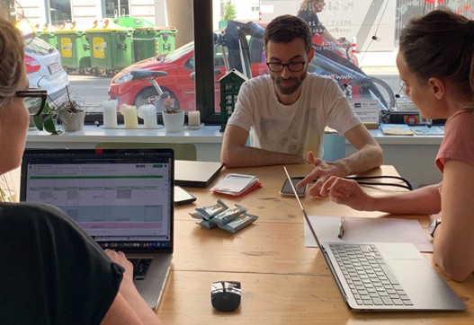 Usability Test mit Personen und Dokumentation und Menschen