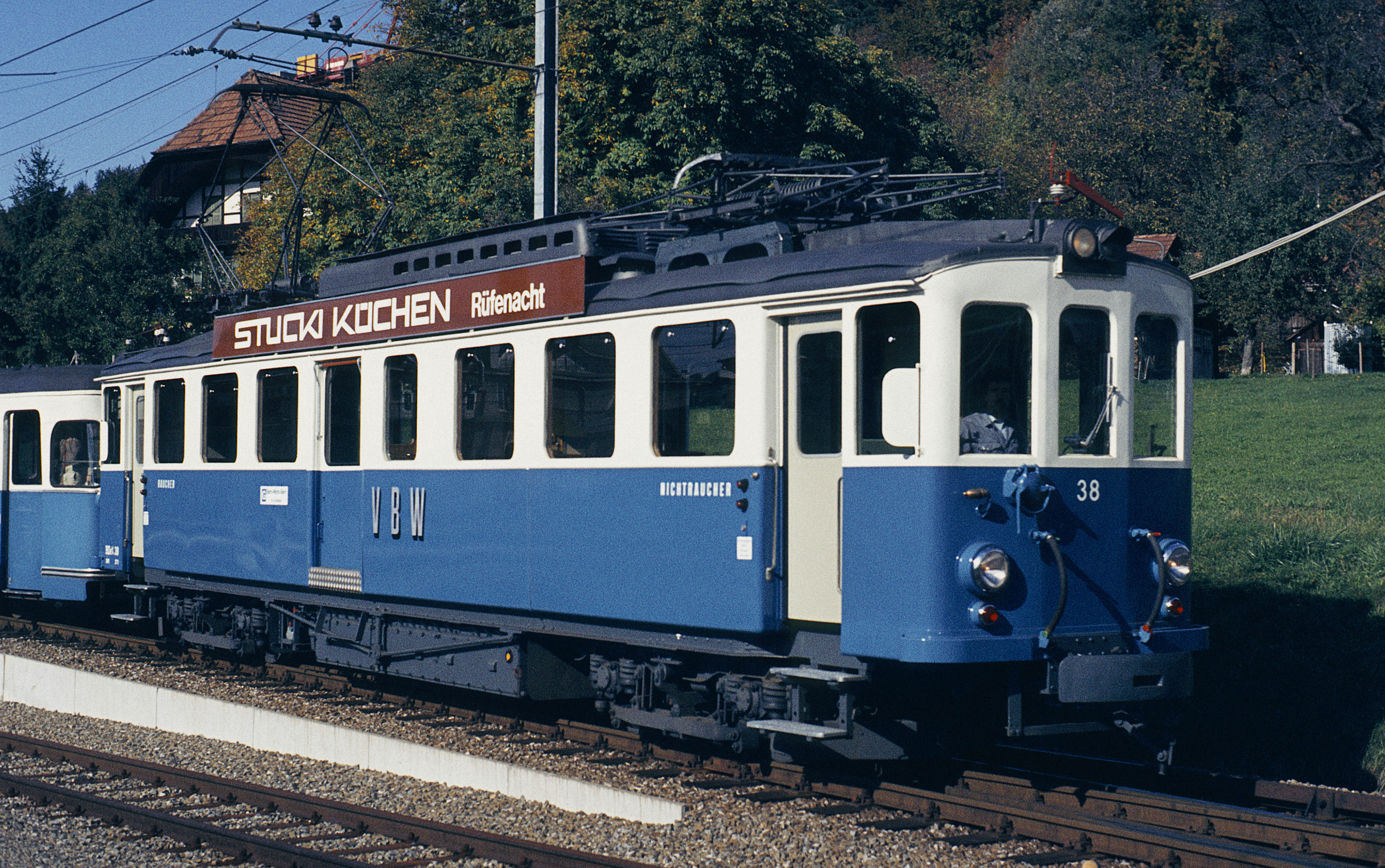 Der historische blau weisse Triebwagen Blaues Bähnli auf dem Streckennetz des RBS.
