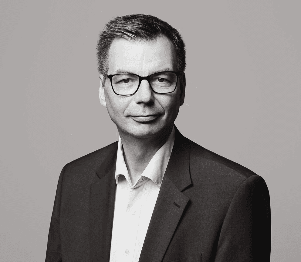Schwarz-weißes Porträtfoto von Dirk-Arne Walckhoff, Senior Consultant bei public imaging