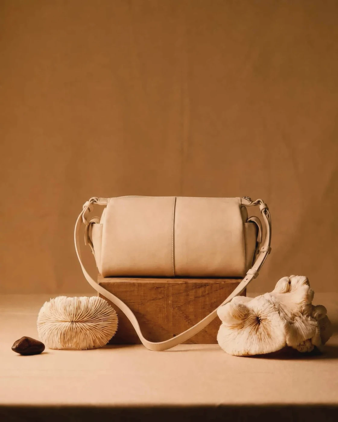 Ecru leather shoulder bag