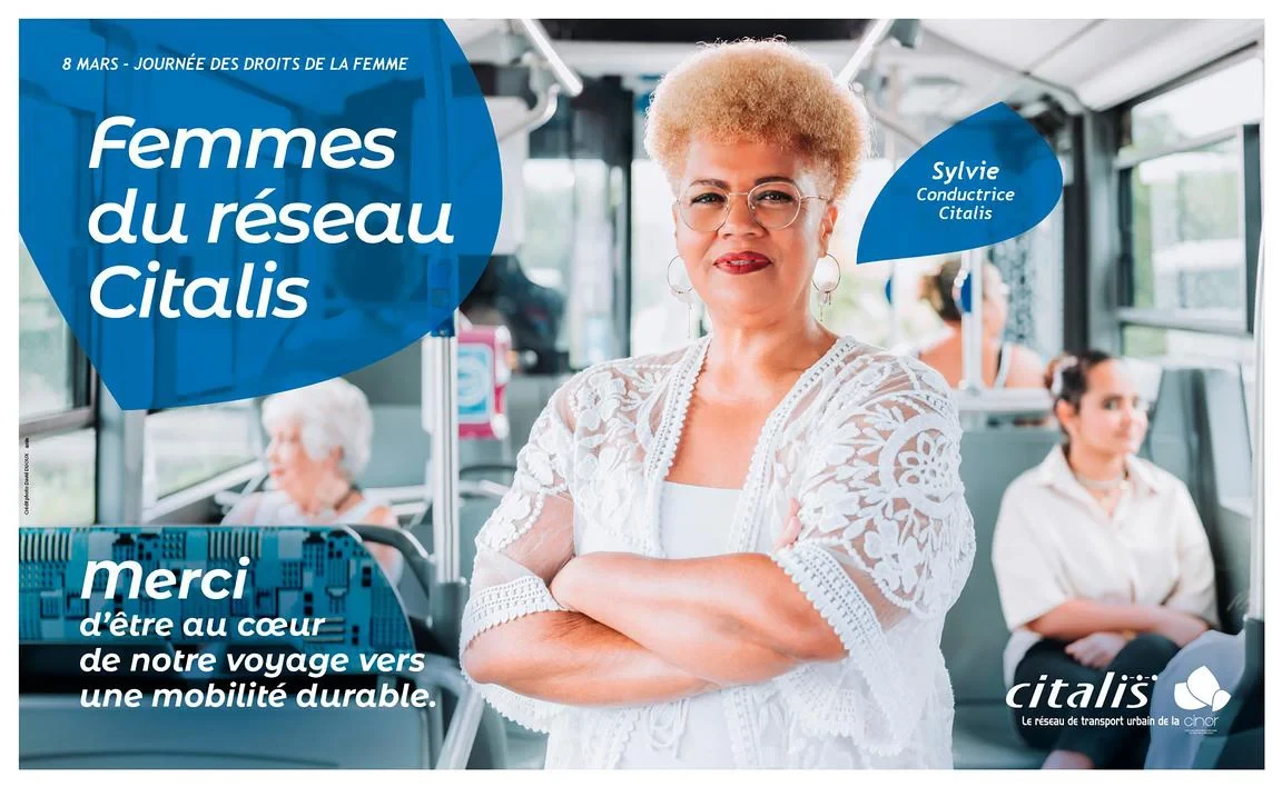 ortrait corporate d'une femme dans un bus pour la campagne publicitaire du réseau Citalis à La Réunion
