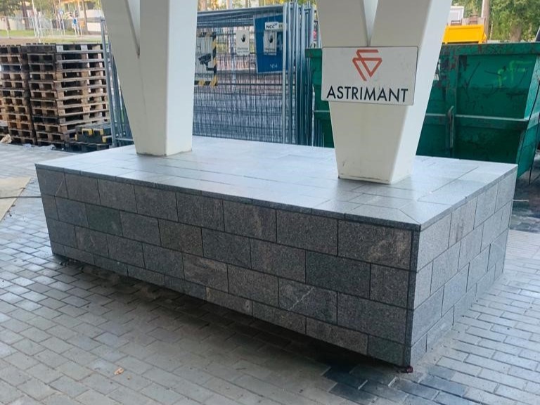 Bloco de pedra em cima de paletes.