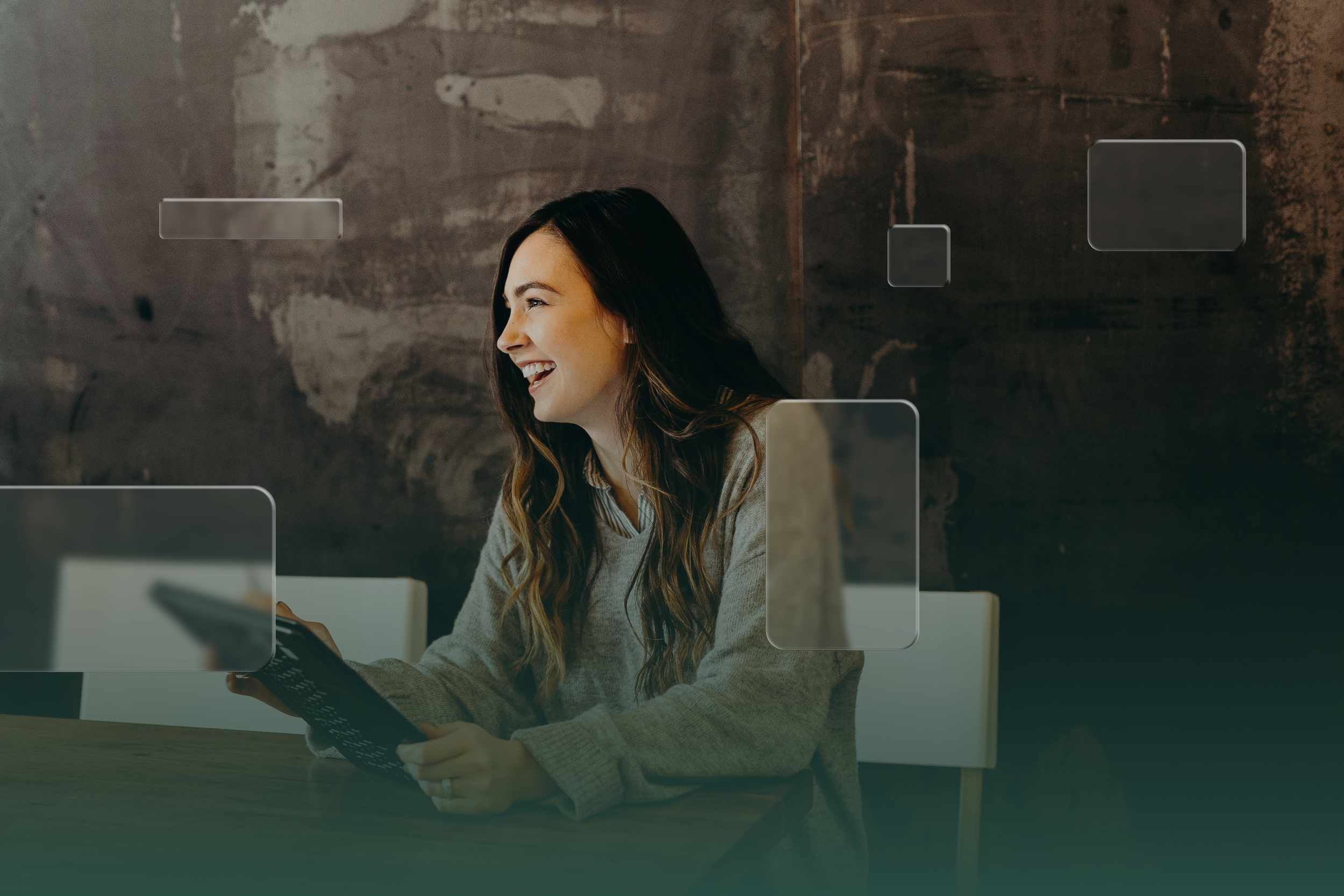 Videoproduktion Dresden Frau sitzt mit andere Frau an einem Tisch