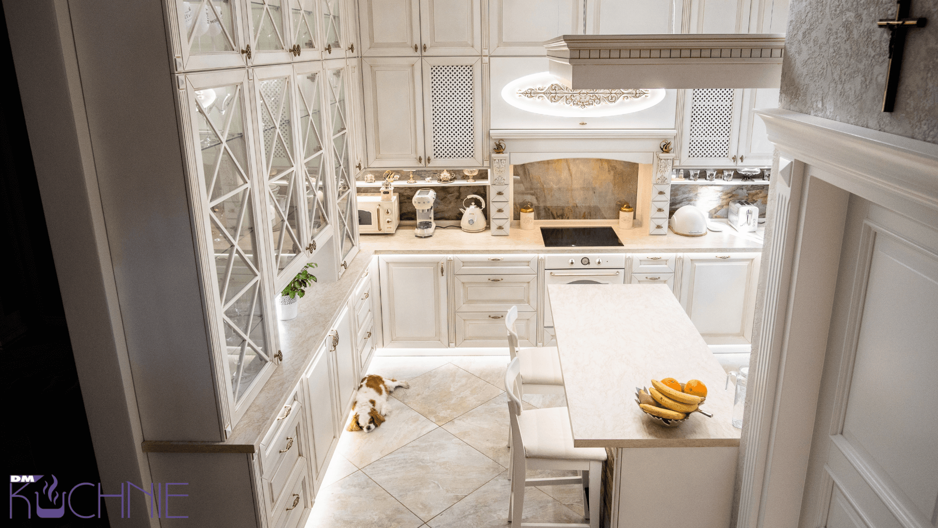 Elegancka kuchnia z wyspą i jasną zabudową meblową, meble kuchenne na wymiar Warszawa