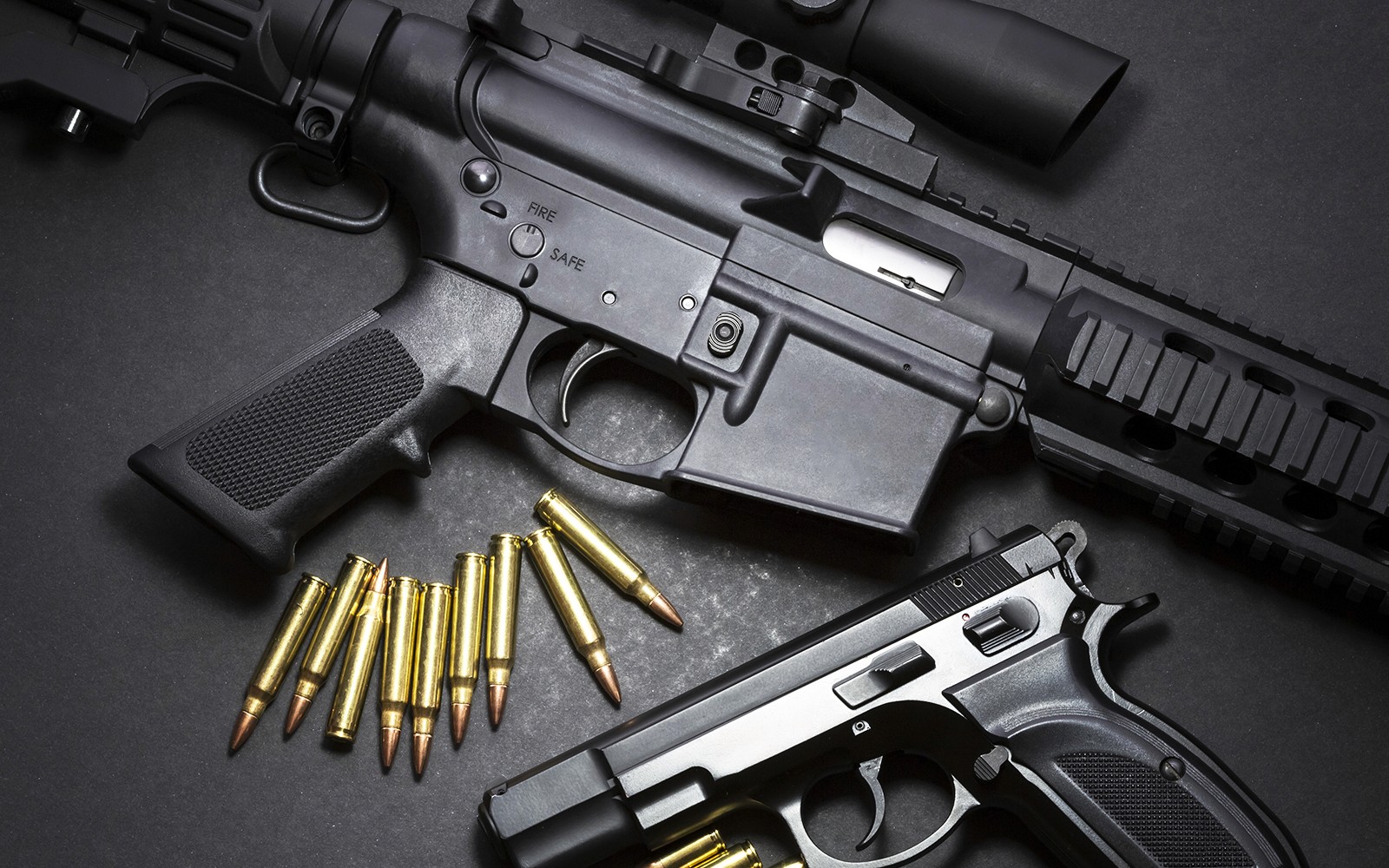 Geweren en kogels bij een extreme schietbaanervaring met hoteltransfer.