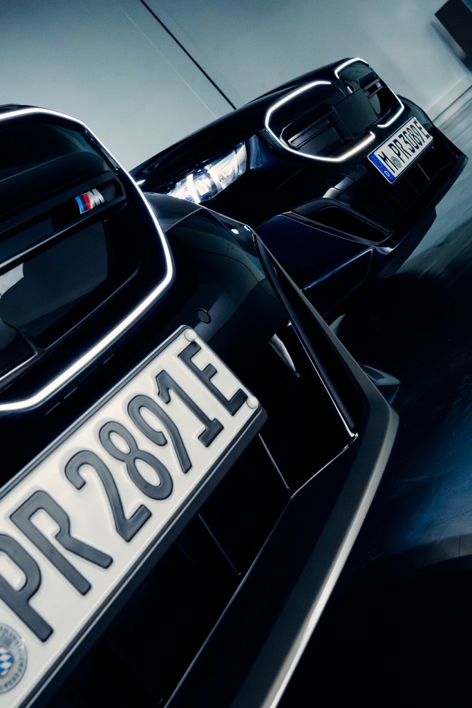 Frontal shots of BMW i5 G60 vehicles side by side