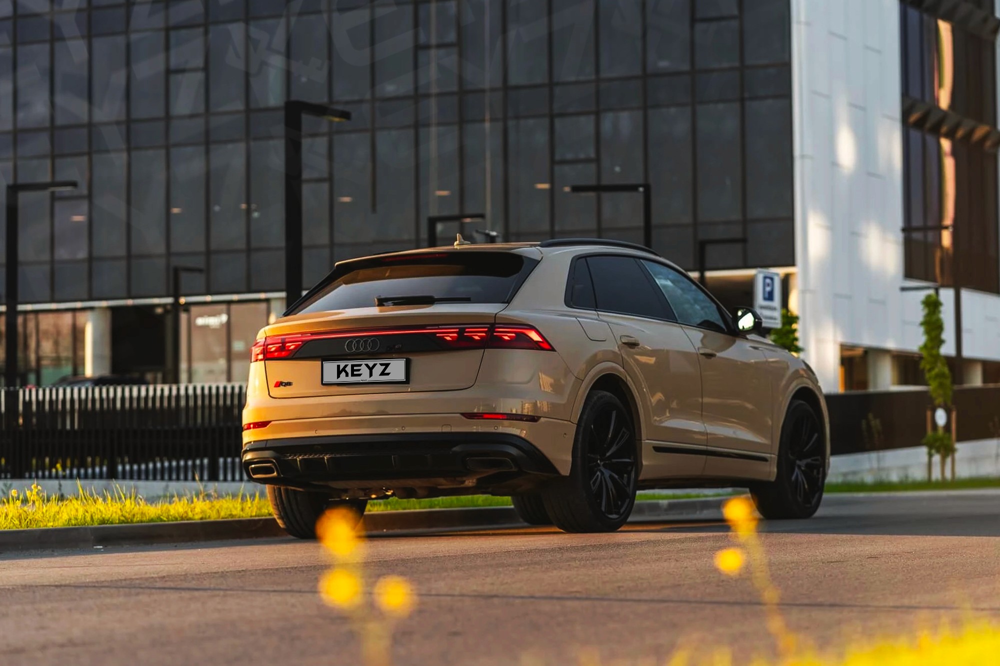 Vue extérieure arrière Audi SQ8 Beige – Location SUV à Dubaï | Keyz Rent