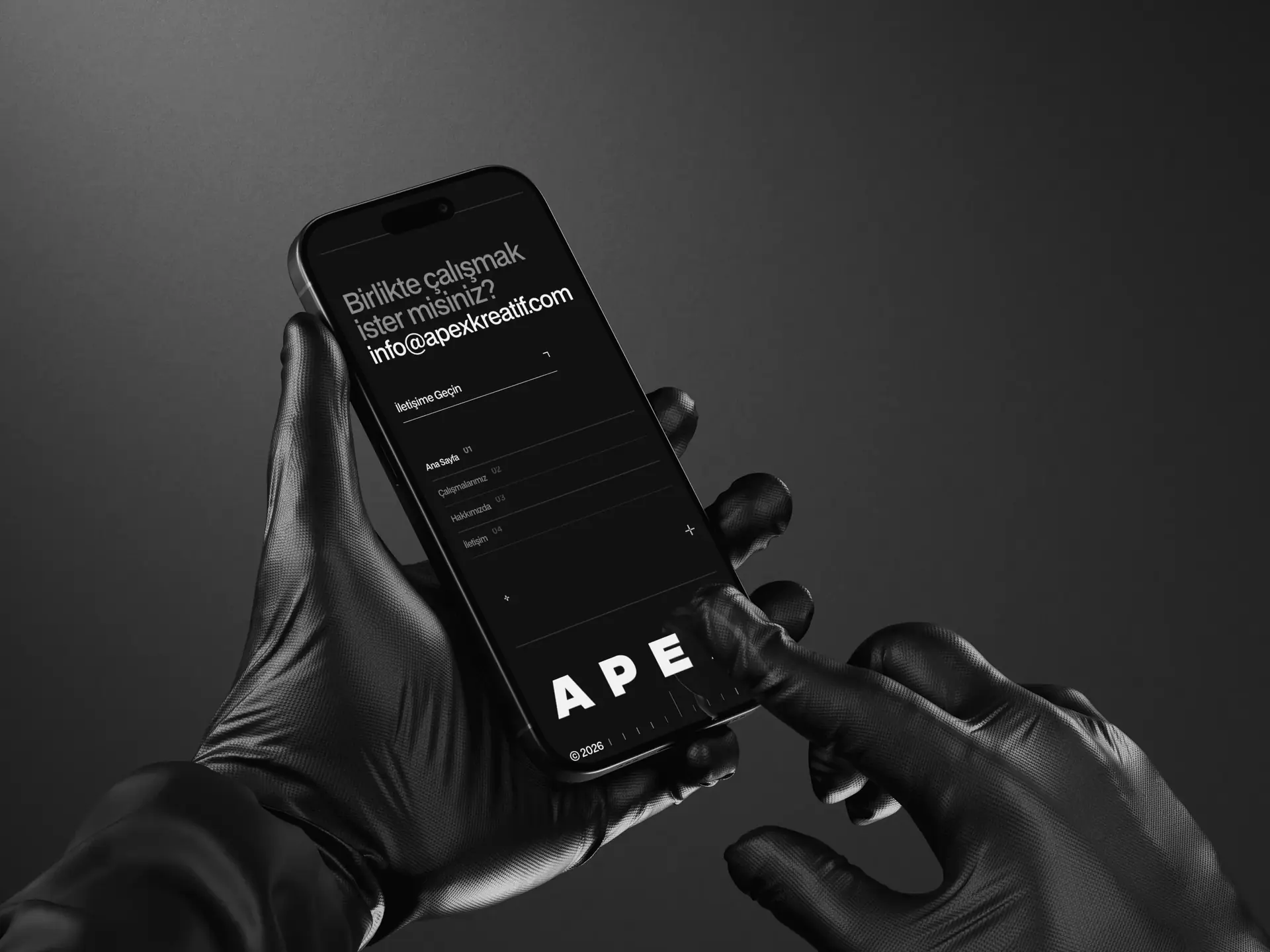 Eldivenli elde Apex Kreatif iletişim ekranını gösteren akıllı telefon