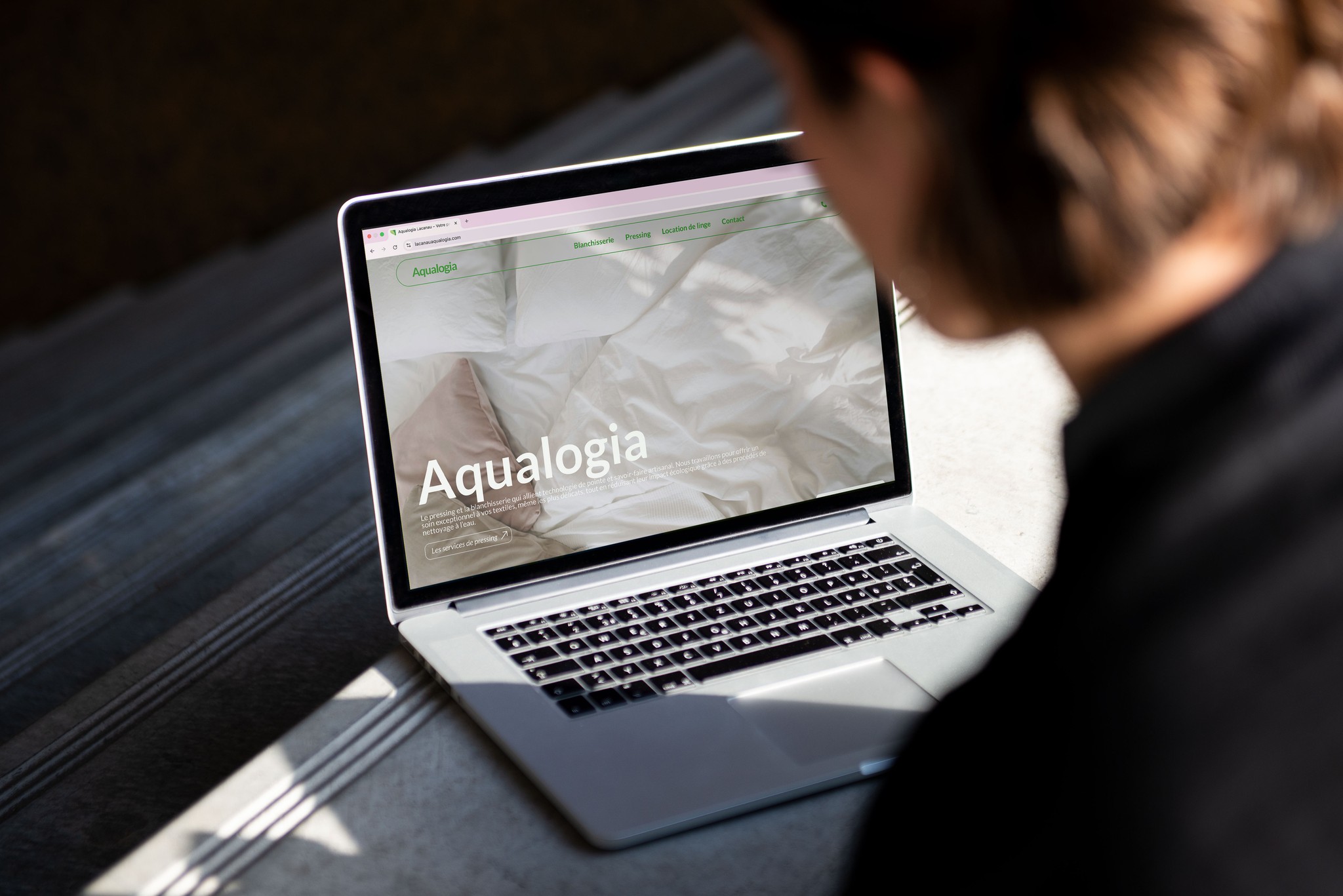 Mockup desktop du site Aqualogia : design d'interface haute résolution mettant en avant la proposition de valeur du pressing écologique dès le premier écran.