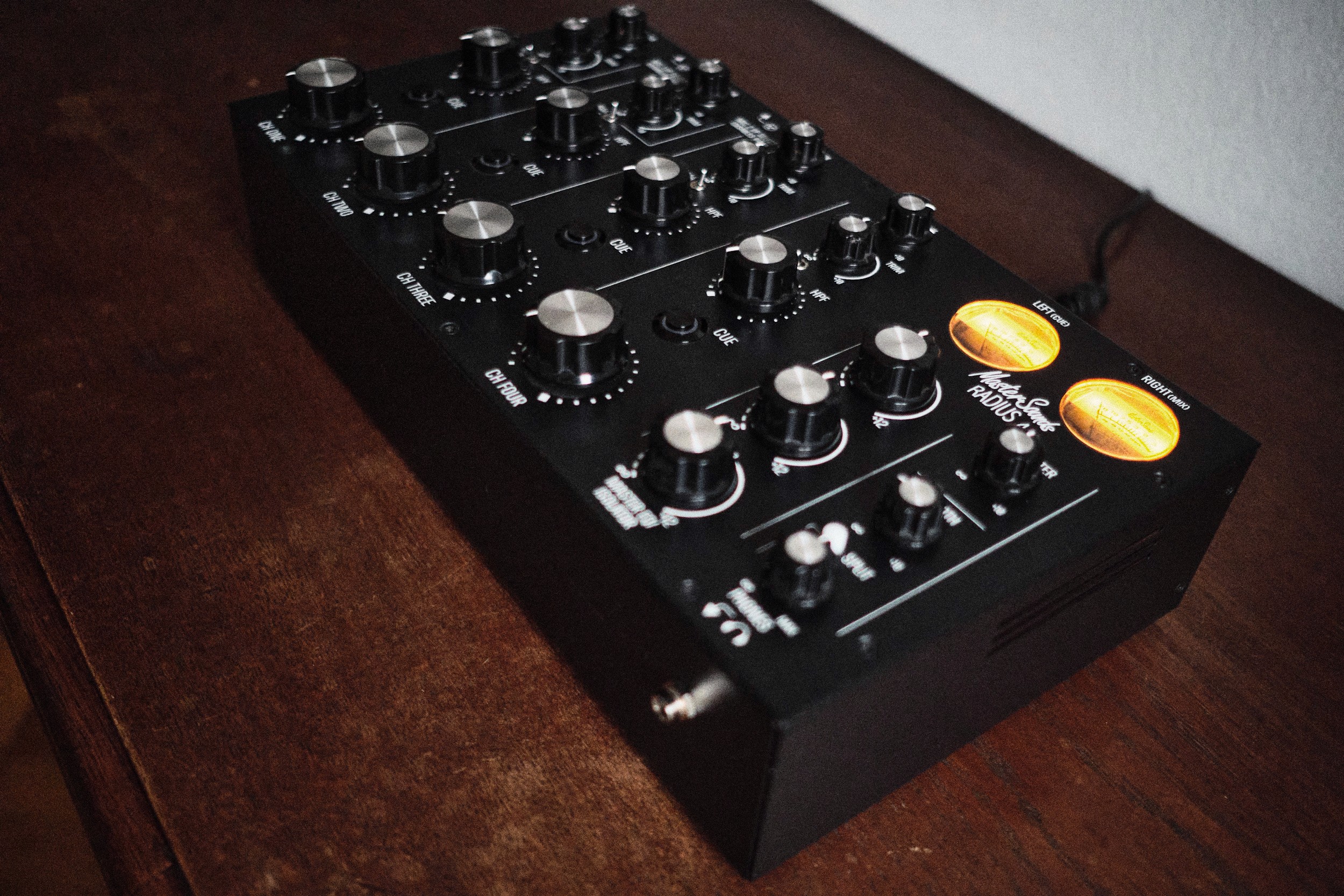 Mastersounds Radius 4 DJ-Mixer mieten – analoger Mixer mit exzellenter Klangqualität und einzigartigem Design.