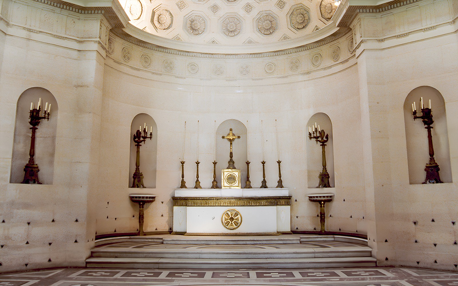 巴黎，法国：赎罪教堂的祭坛，上面有装饰华丽的烛台和十字架。