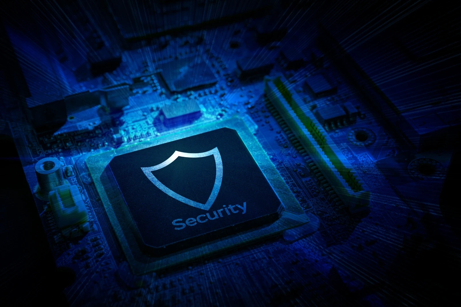 Schild‑Symbol auf Computerchip – technische Datensicherheit auf Hardware-Ebene