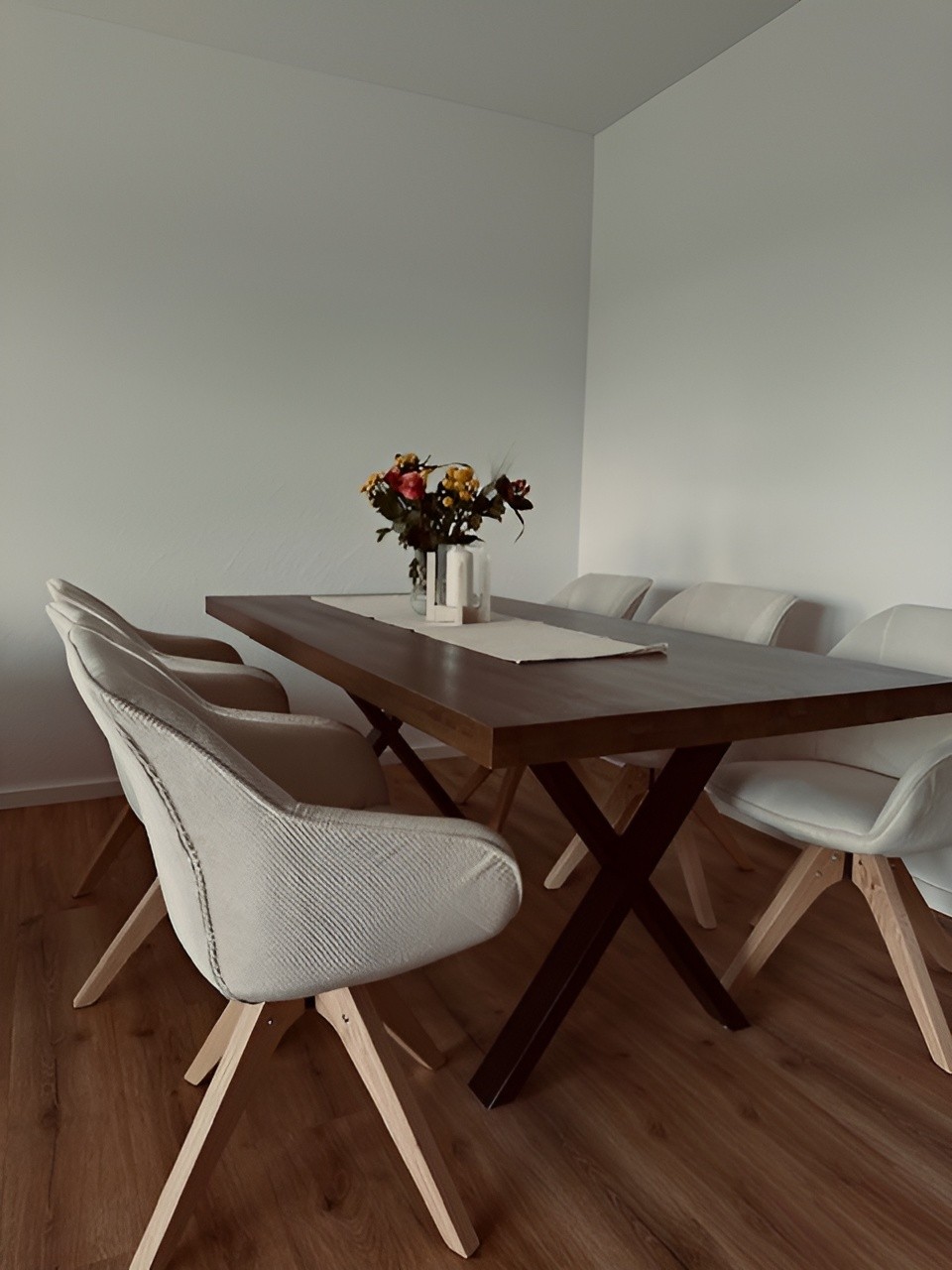 Dunkelbrauner Holztisch mit beigen Holzstühlen