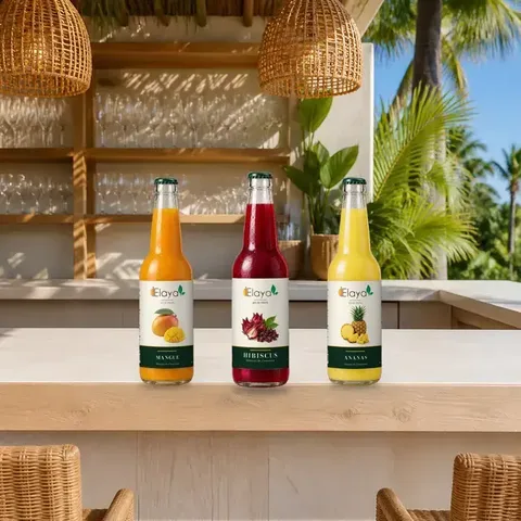 Bouteilles Elaya Mangue, Hibiscus et Ananas sur un comptoir de bar