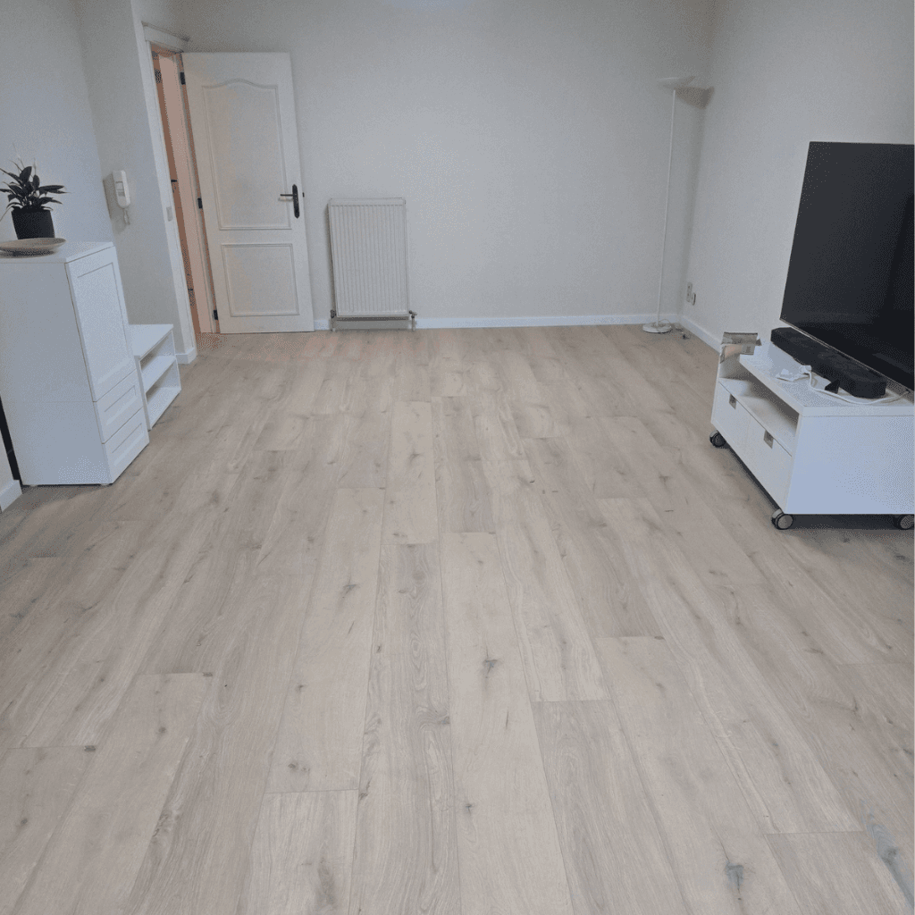 Klikvloer geplaatst in woonkamer in Turnhout