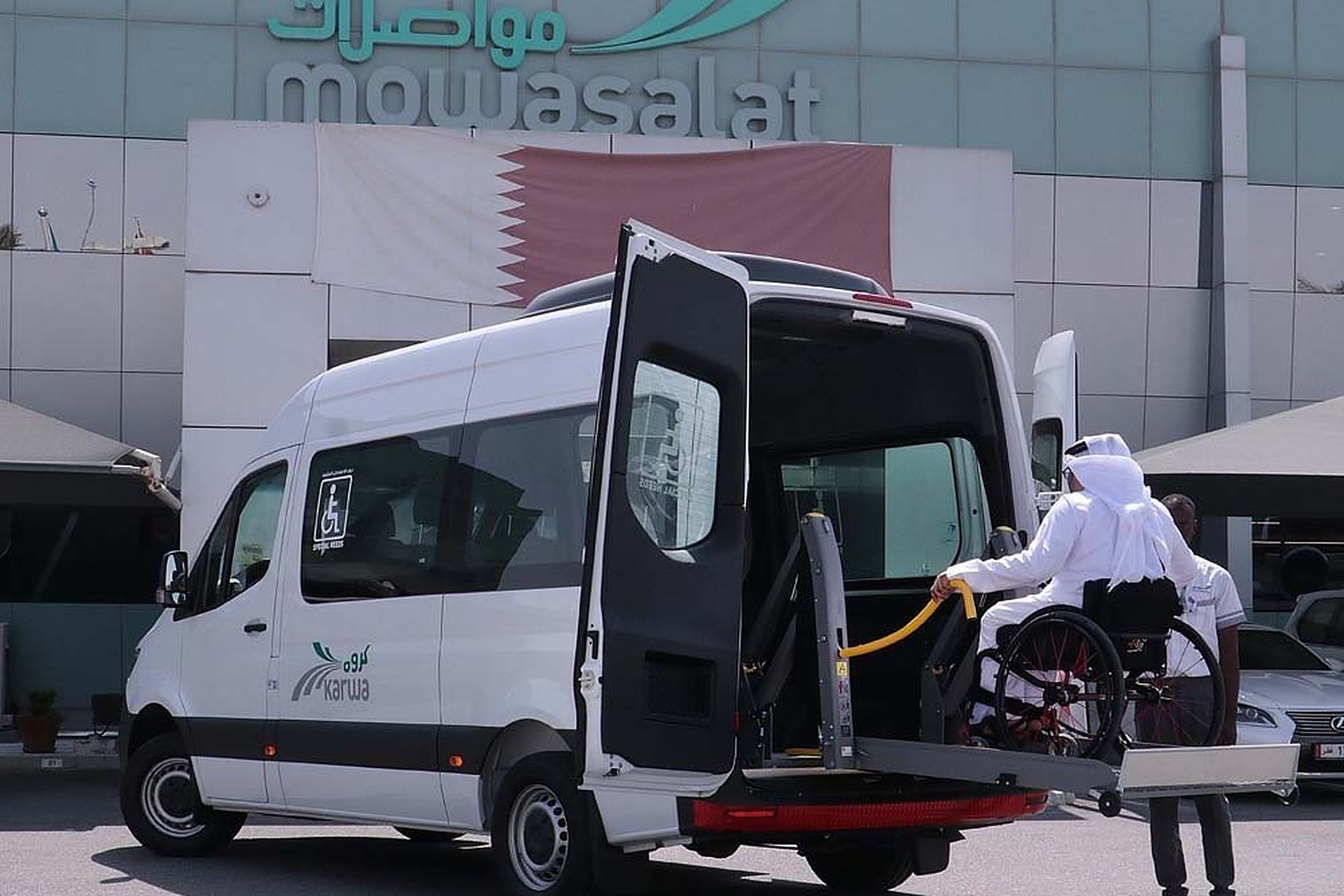 Un taxi Karwa à rampe, à Doha, où un passager en fauteuil roulant monte à bord