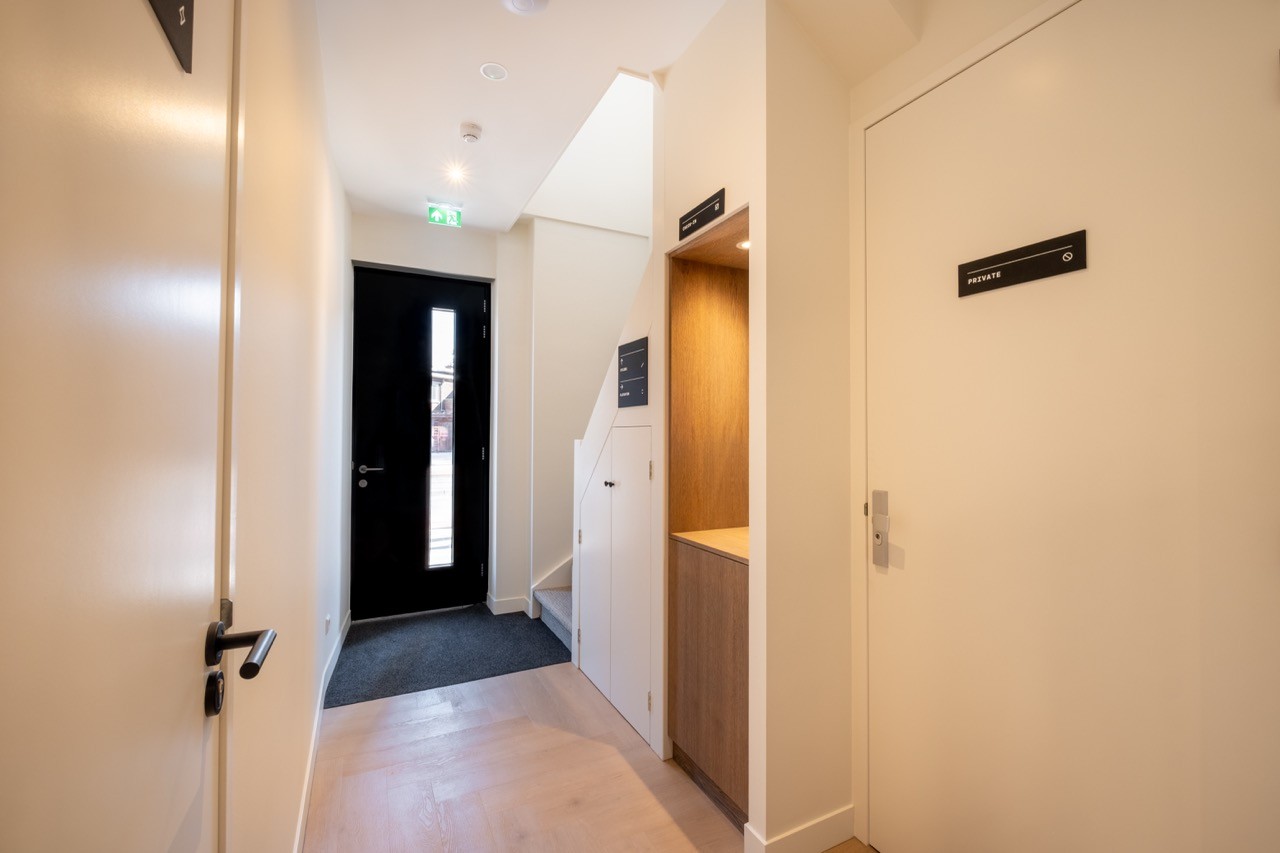 Hal en entree van boutique Hotel Four Stories in Scheveningen