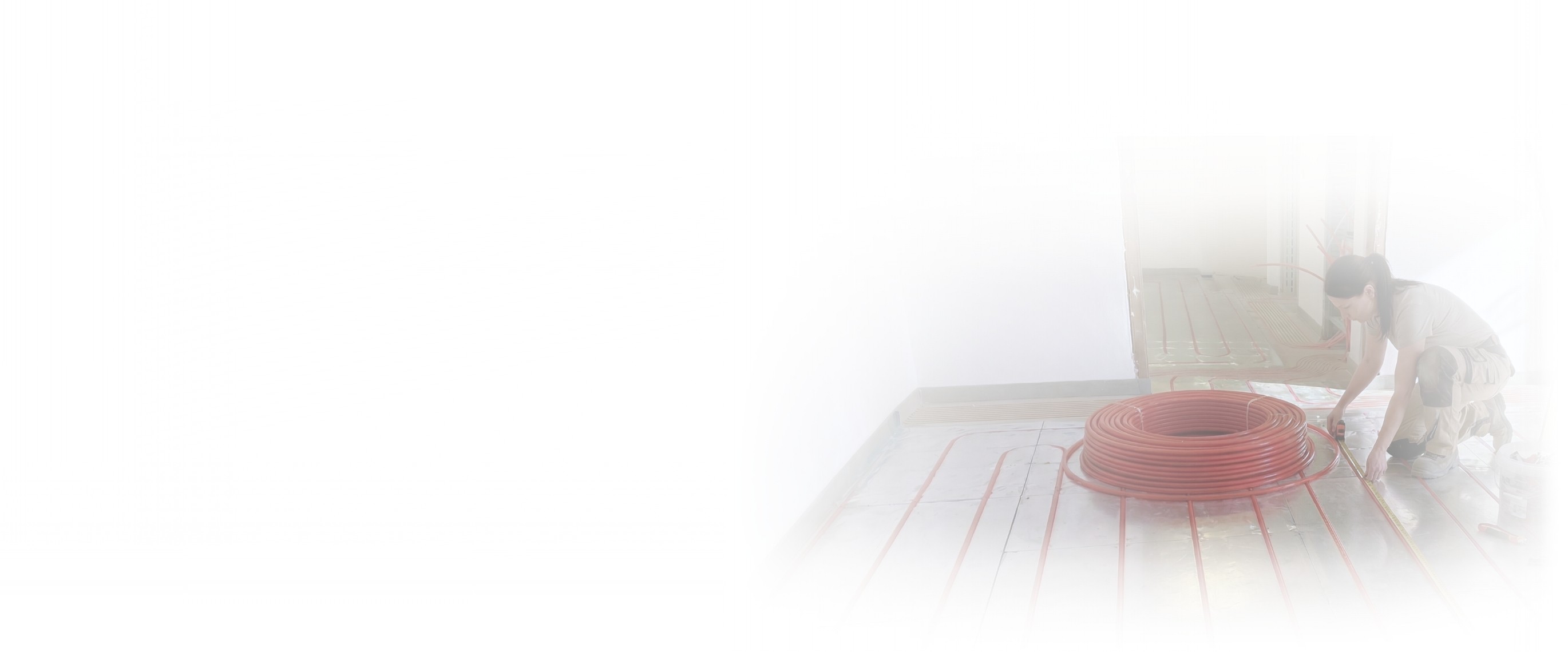 Header Bild für Desktop Version mit einem Baby und einer Auflistung verschiedener Merkmale unserer Fußbodenheizung.