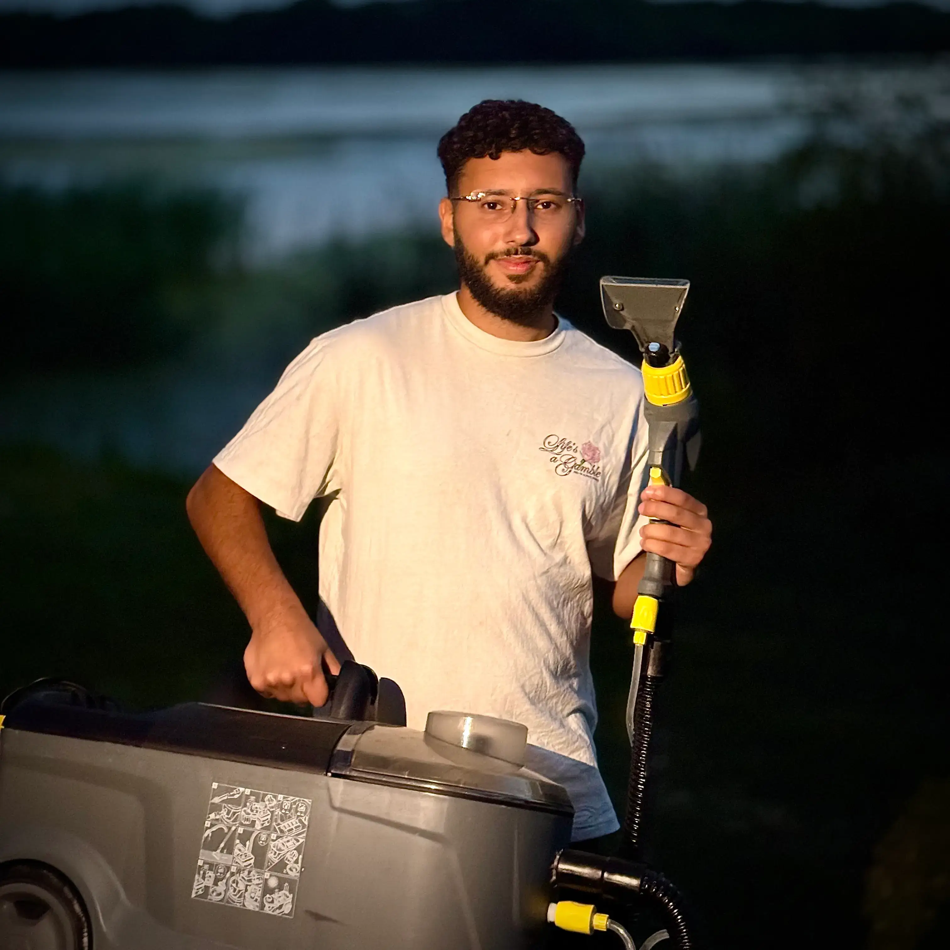 Nassim avec une machine pour nettoyer le textile